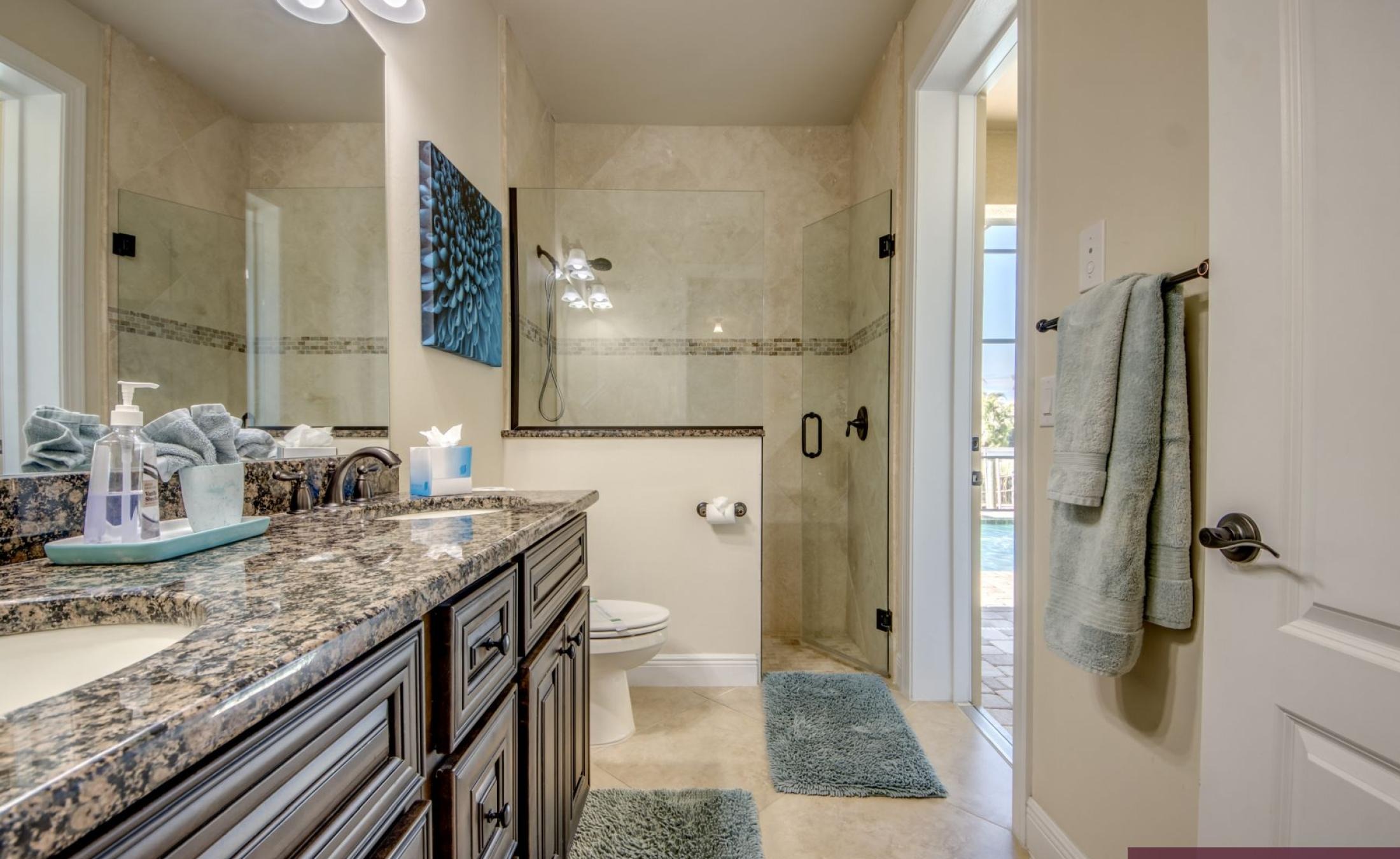 Bootsdock mit Bootslift am Kanal (Gulf Access) in Westlage.