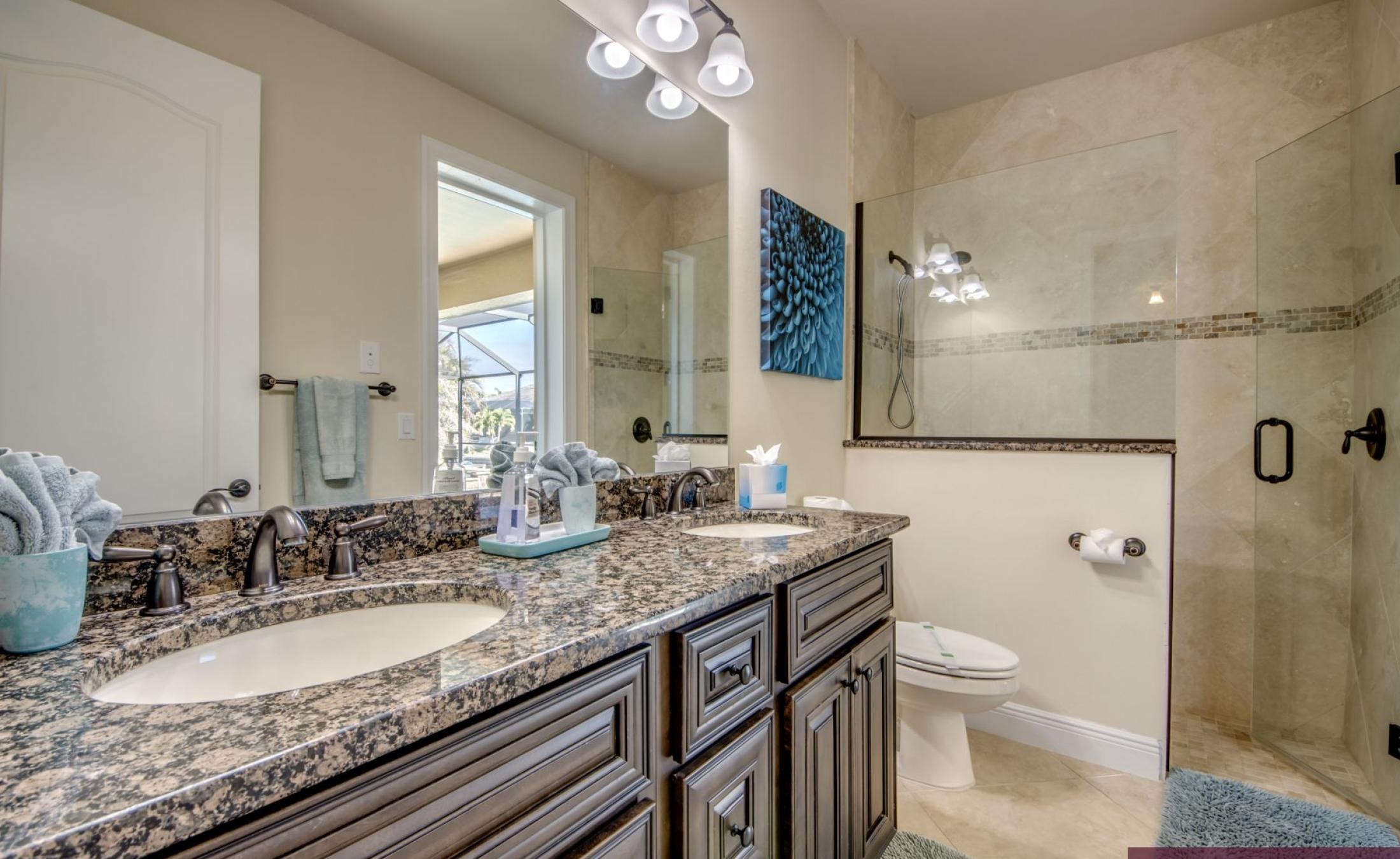 Bootsdock mit Bootslift am Kanal (Gulf Access)