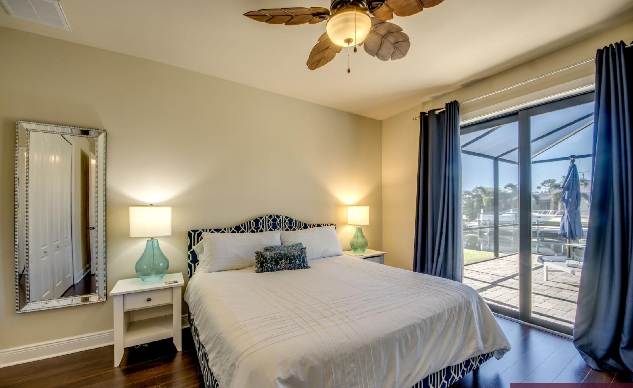 Bootsdock mit Bootslift am Kanal (Gulf Access).