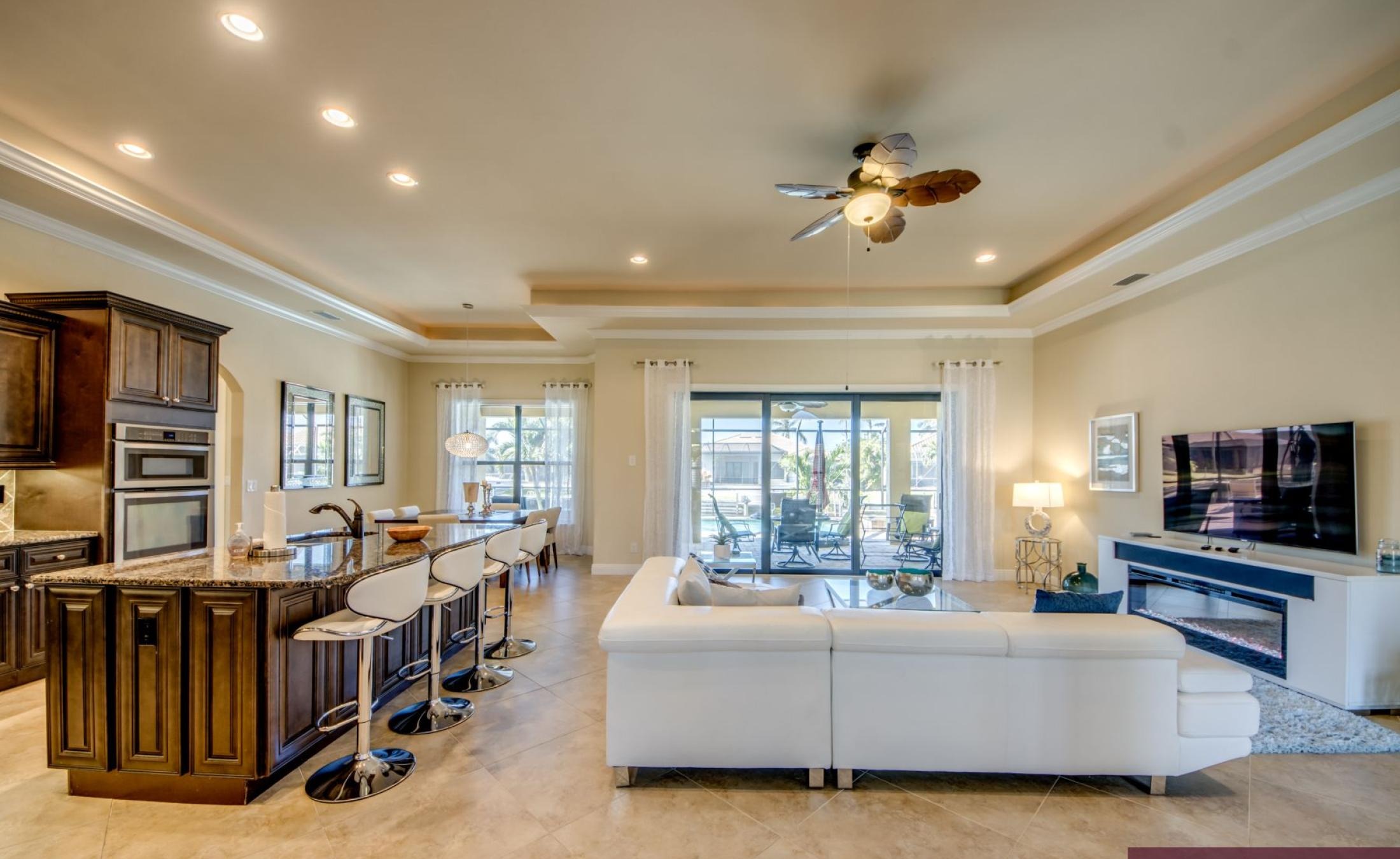 Bootsdock mit Bootslift am Kanal (Gulf Access) in Cape Coral.