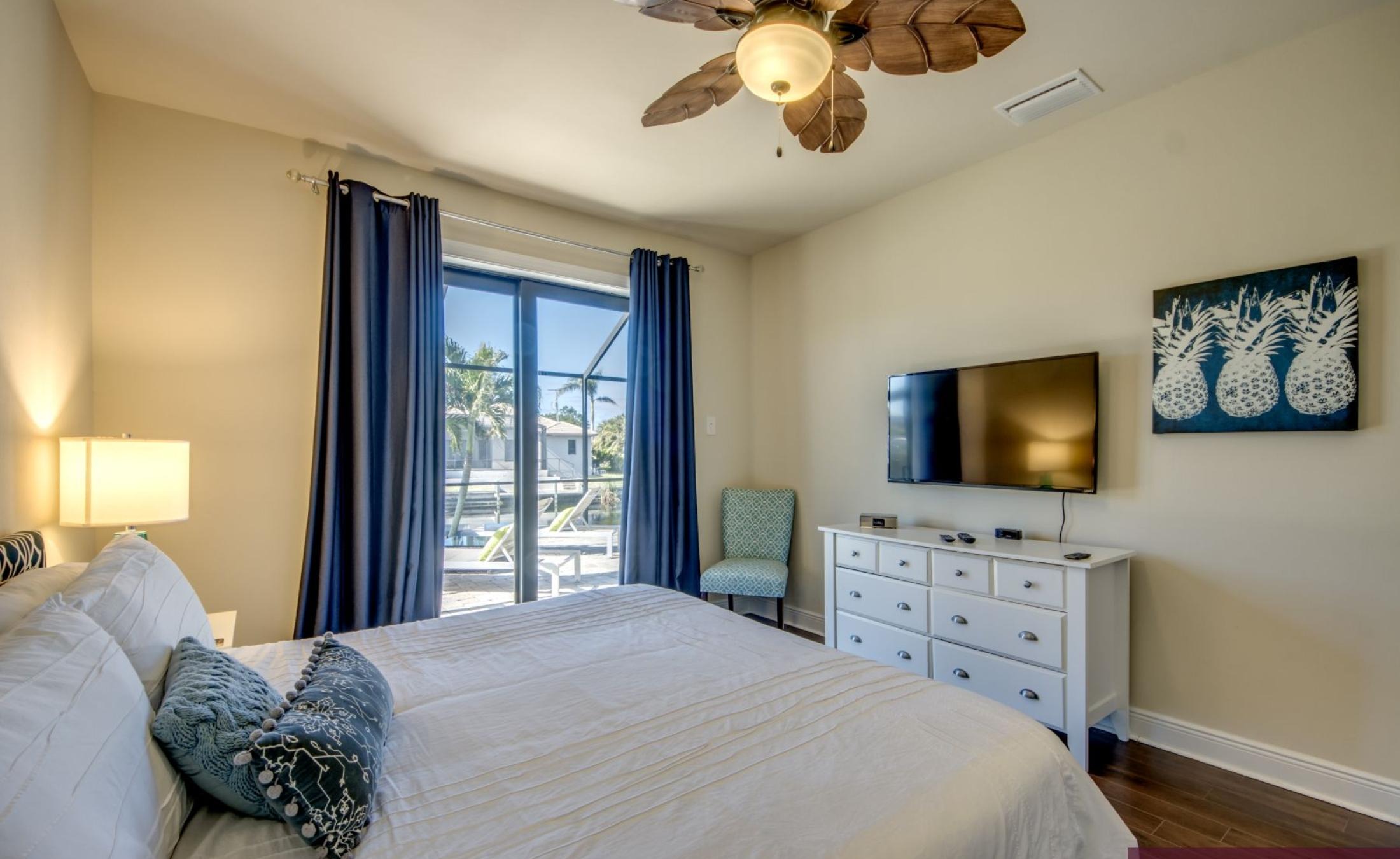 Bootsdock mit Bootslift am Kanal hinter dem Haus.