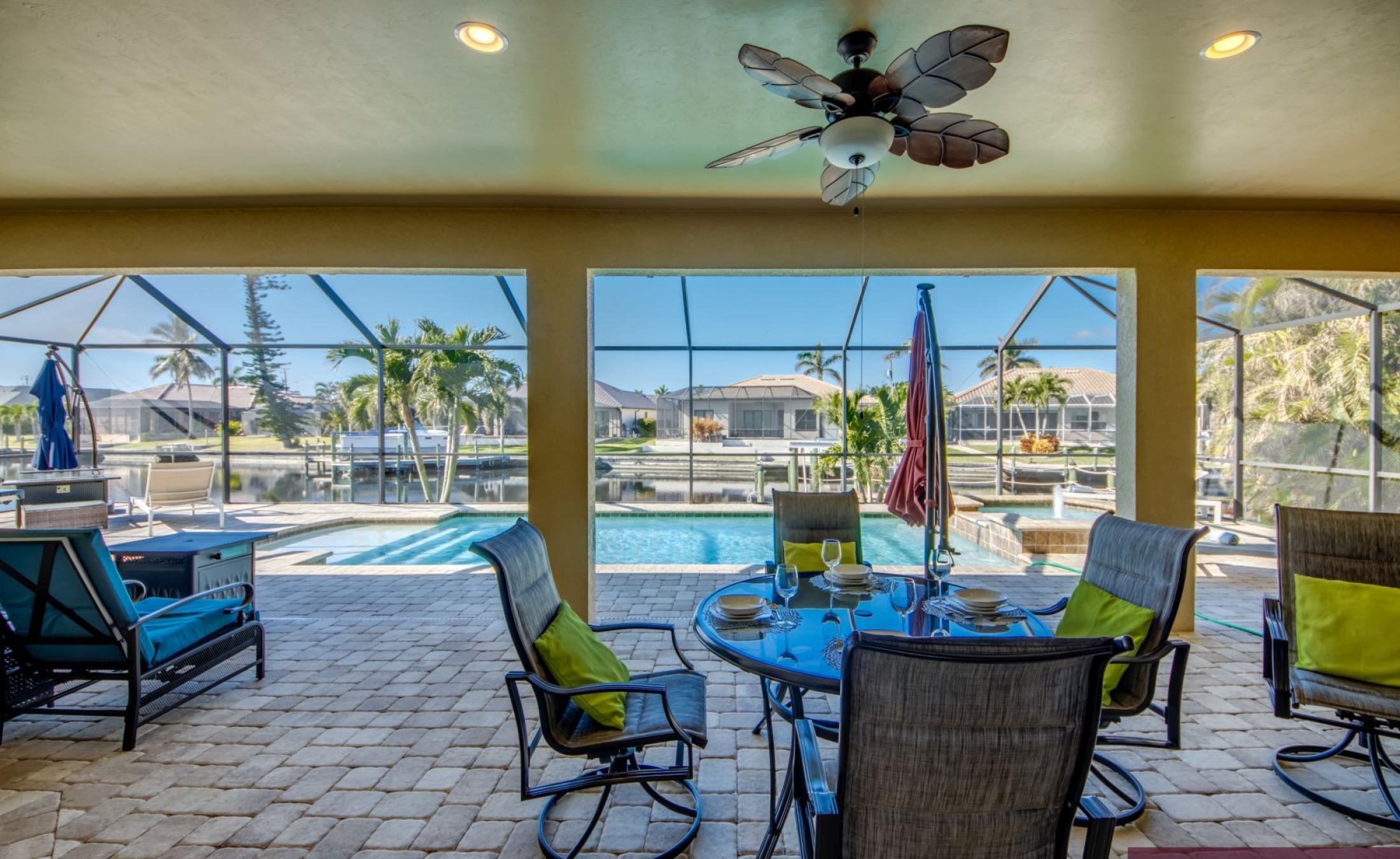 Bootsdock mit Bootslift am Kanal (Gulf Access).