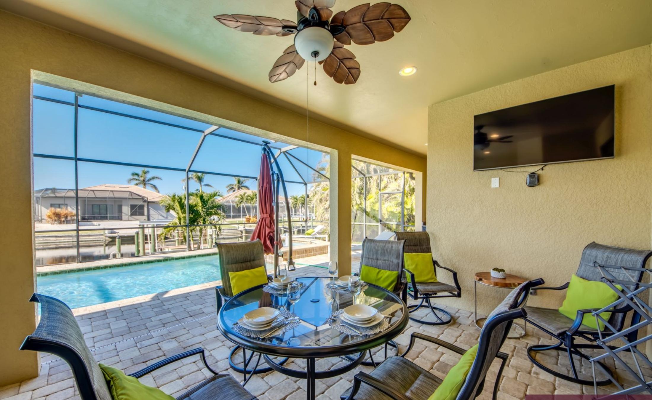 Bootsdock mit Bootslift am Kanalzugang zum Golf von Mexiko.