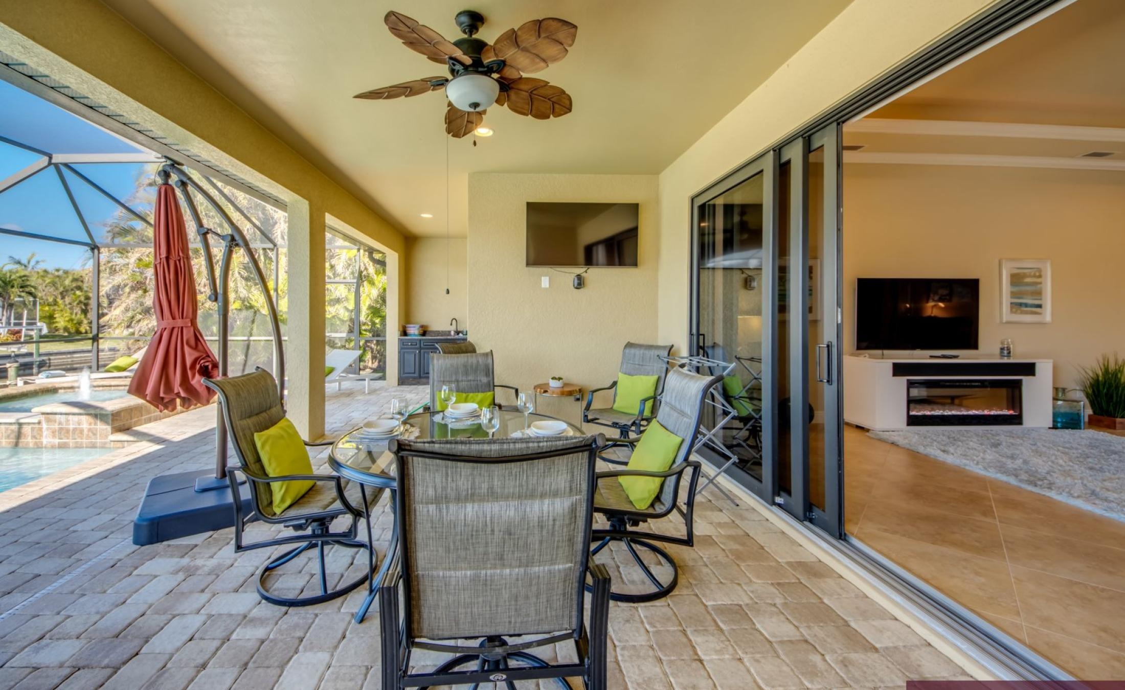 Bootsdock mit Bootslift am Kanal (Gulf Access).