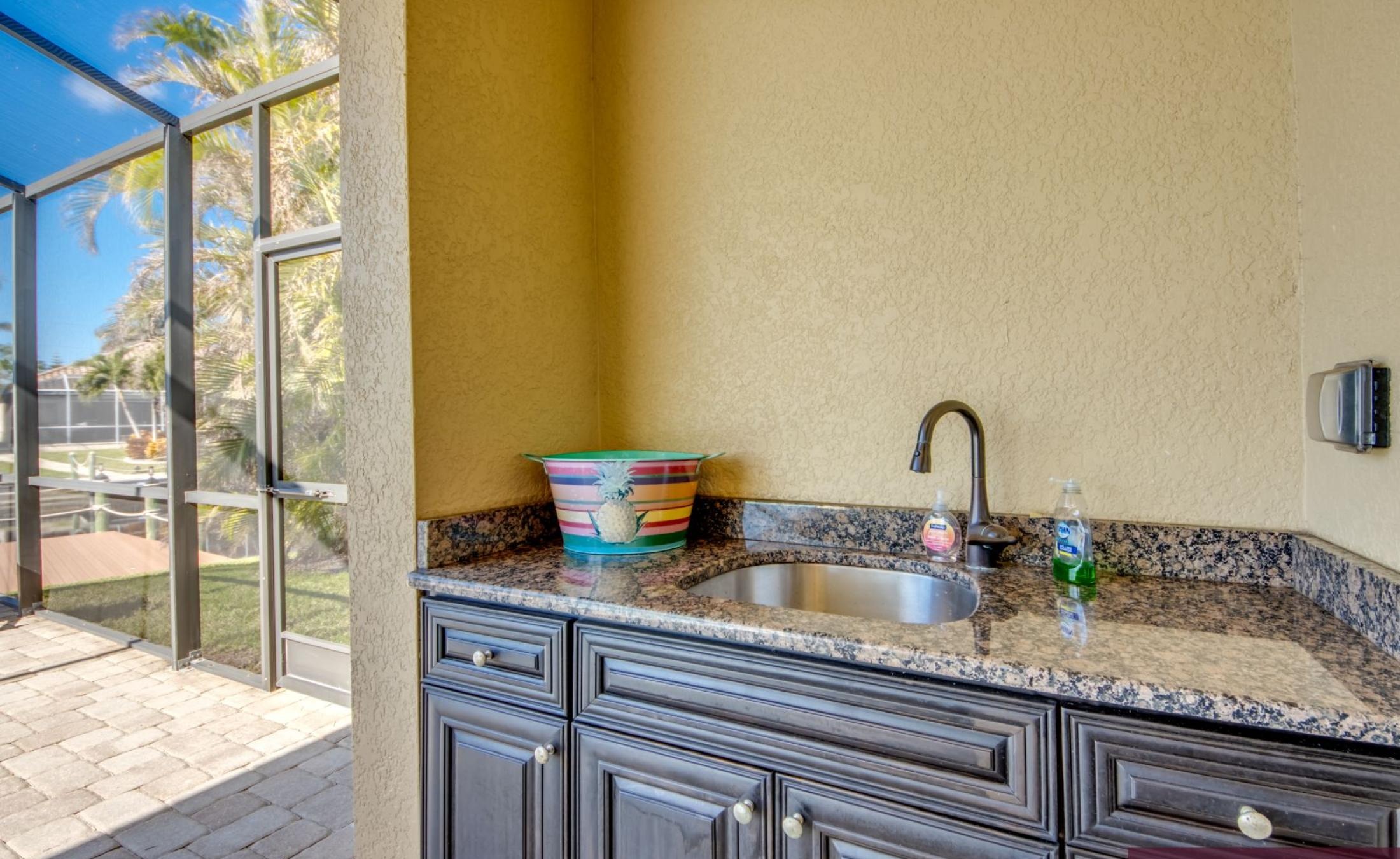 Bootsdock mit Bootslift am Kanal (Gulf Access)