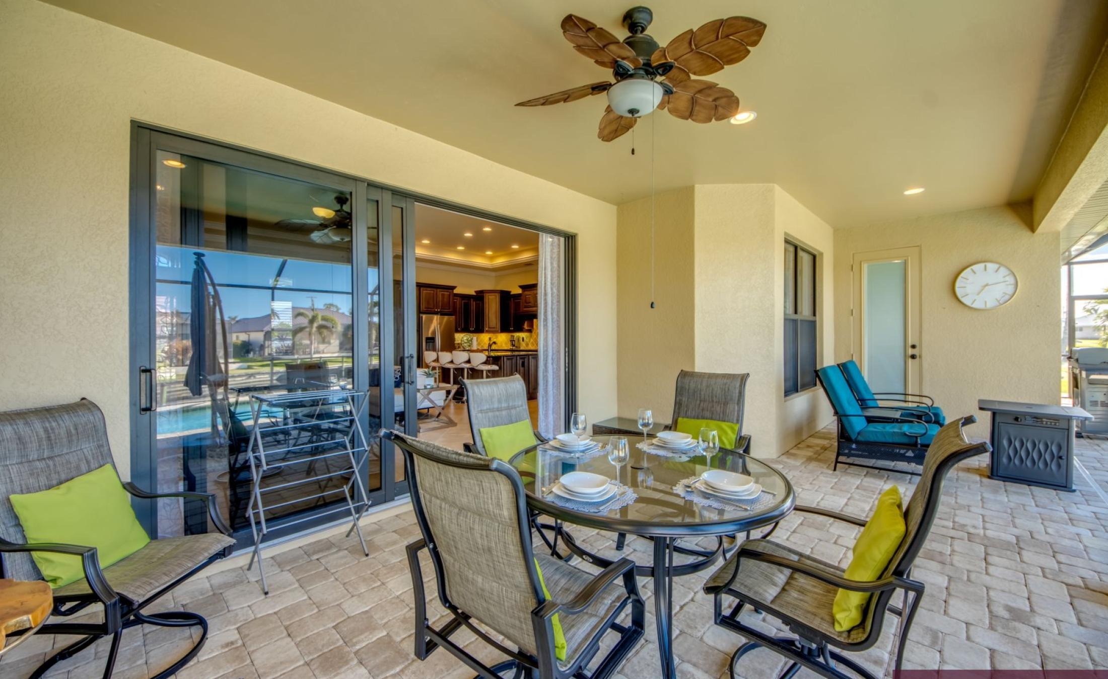 Bootsdock mit Bootslift am Kanal (Gulf Access) in Cape Coral.