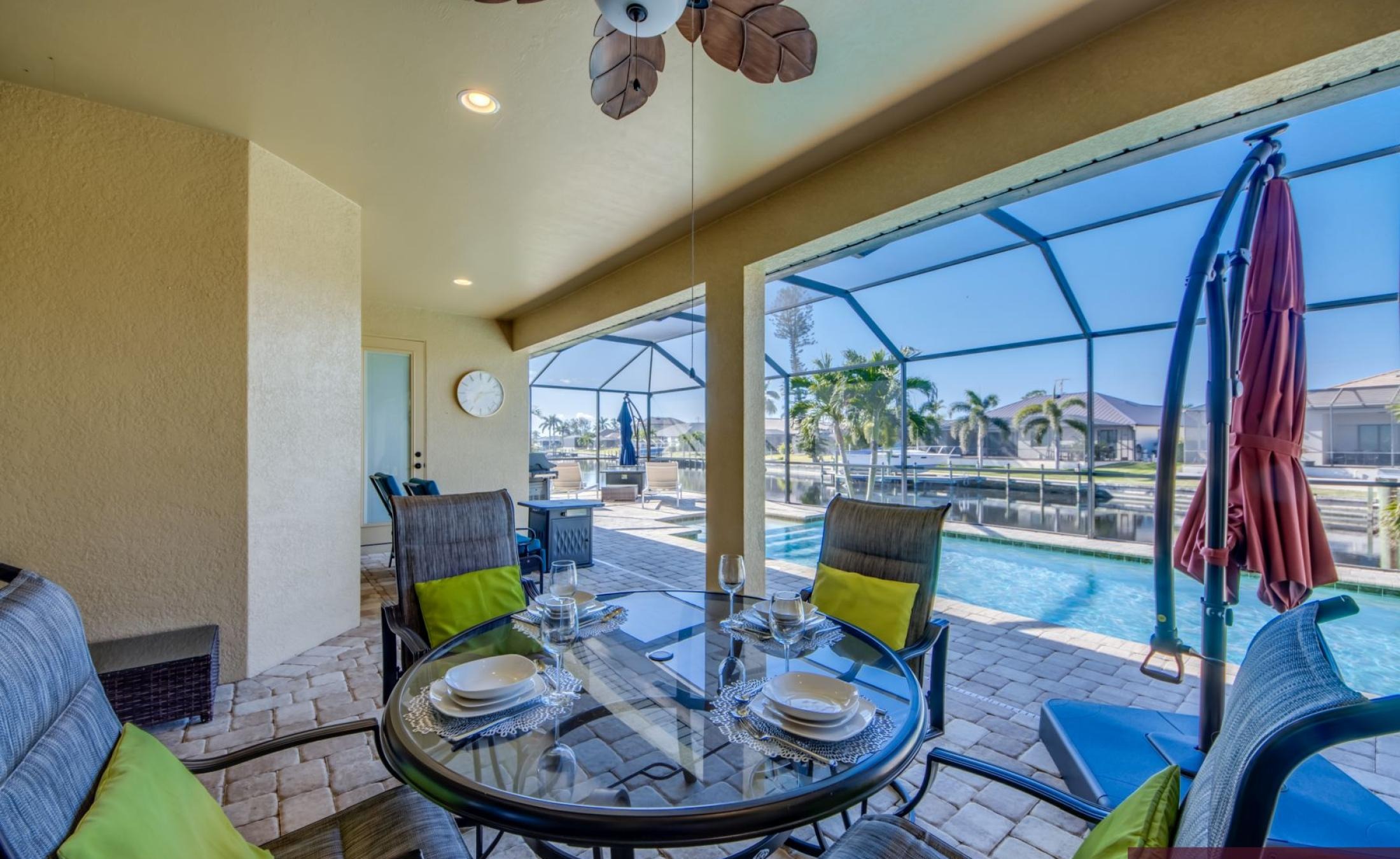 Bootsdock mit Bootslift am Kanal (Gulf Access).