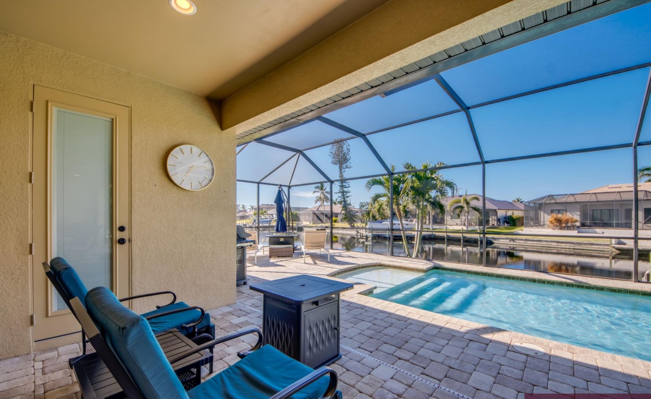 Bootsdock mit Bootslift am Kanal (Gulf Access).