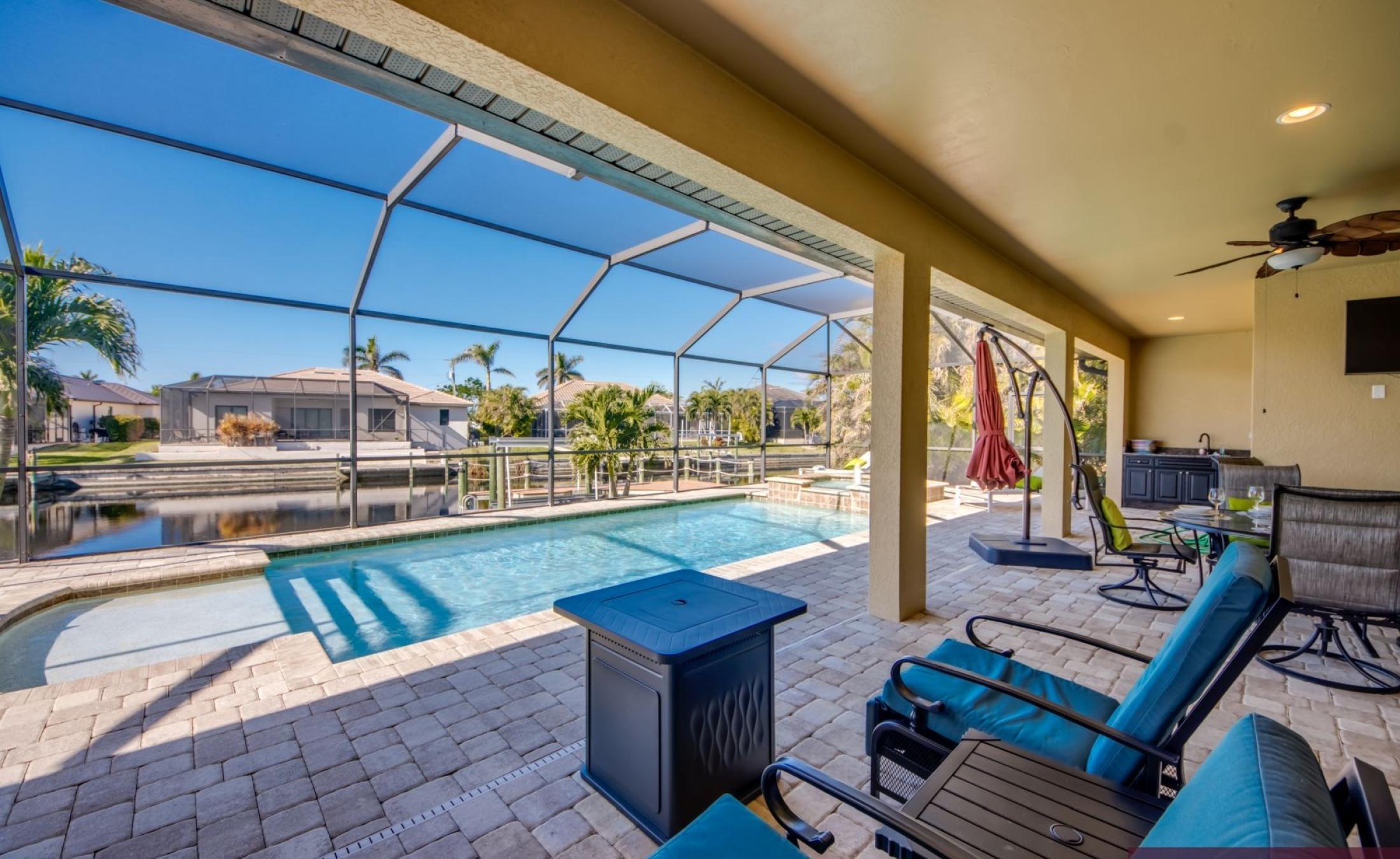 Bootsdock mit Bootslift am Kanal (Gulf Access)