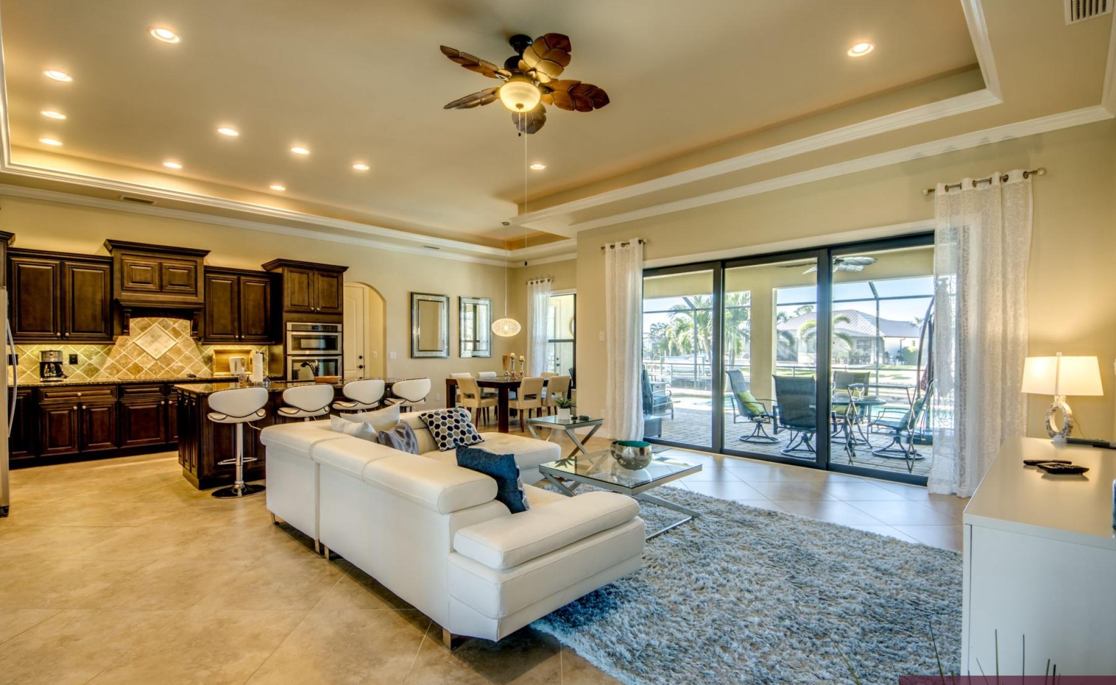 Bootsdock mit Bootslift am Kanal (Gulf Access) in Westlage.