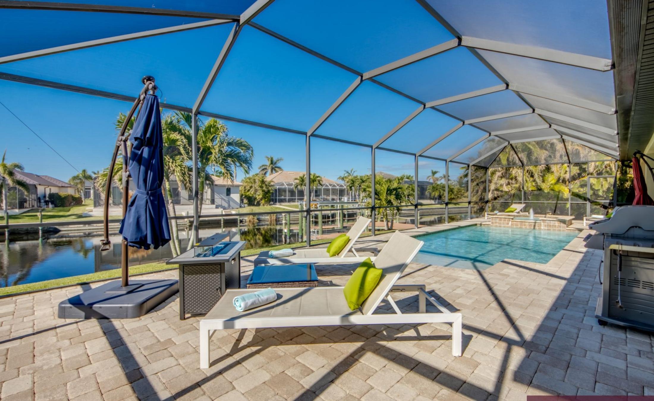 Bootsdock mit Bootslift am Kanal (Gulf Access).