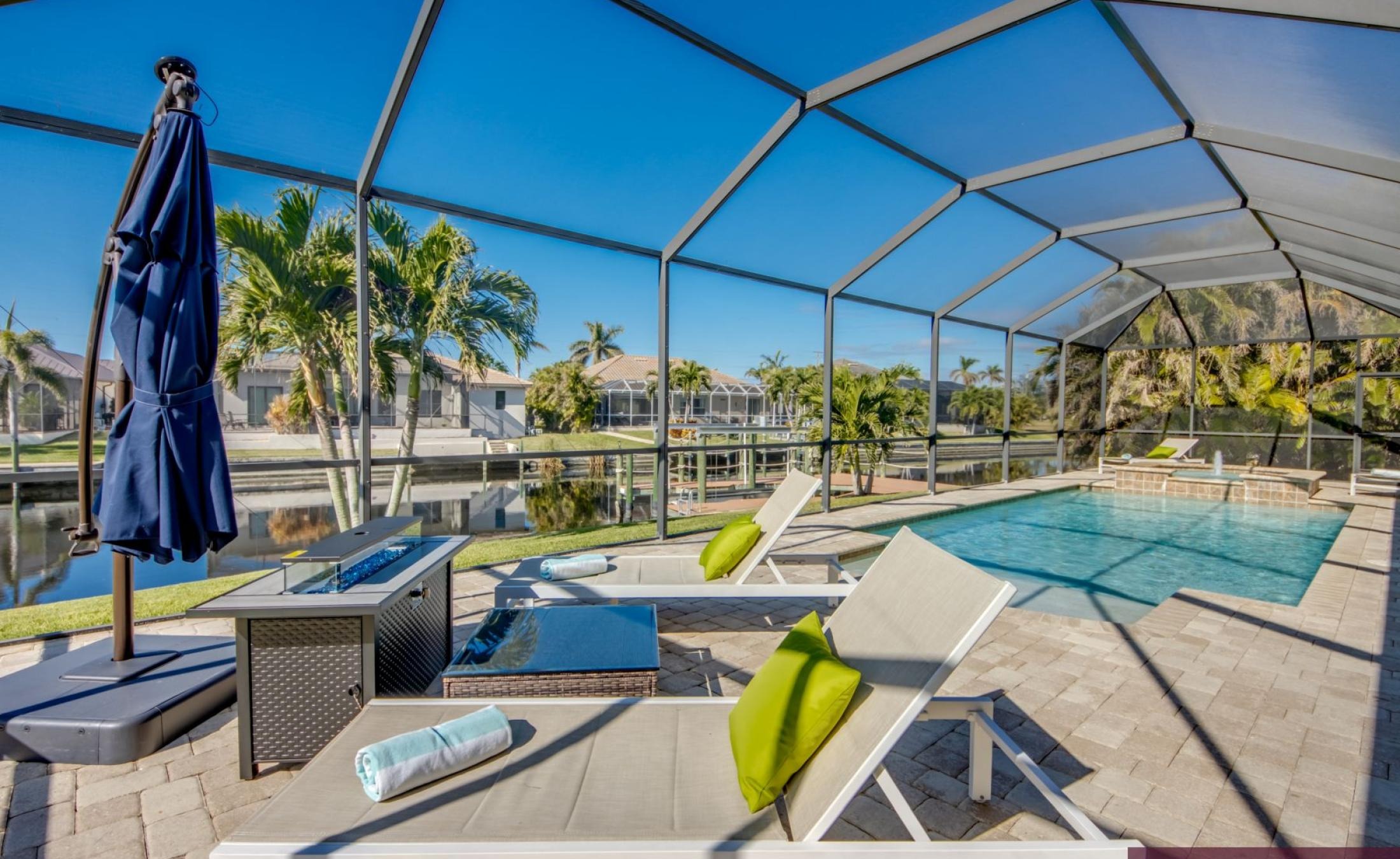 Bootsdock mit Bootslift am Kanal (Gulf Access) in Westlage.