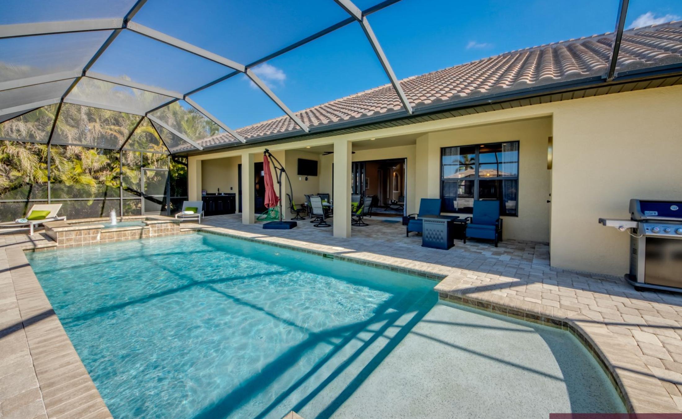 Bootsdock mit Bootslift am Kanal (Gulf Access) in Cape Coral.