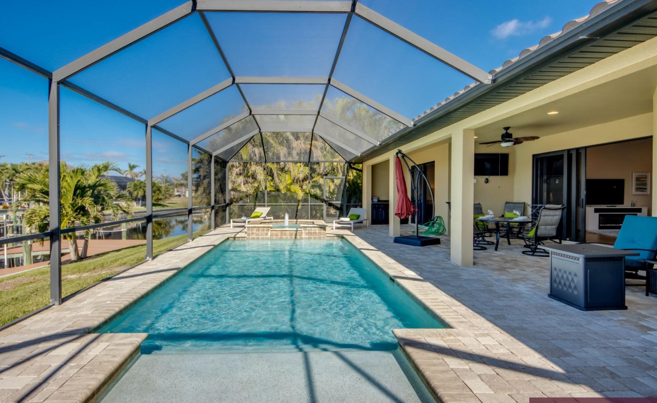 Bootsdock mit Bootslift am Kanal (Gulf Access) in Cape Coral.