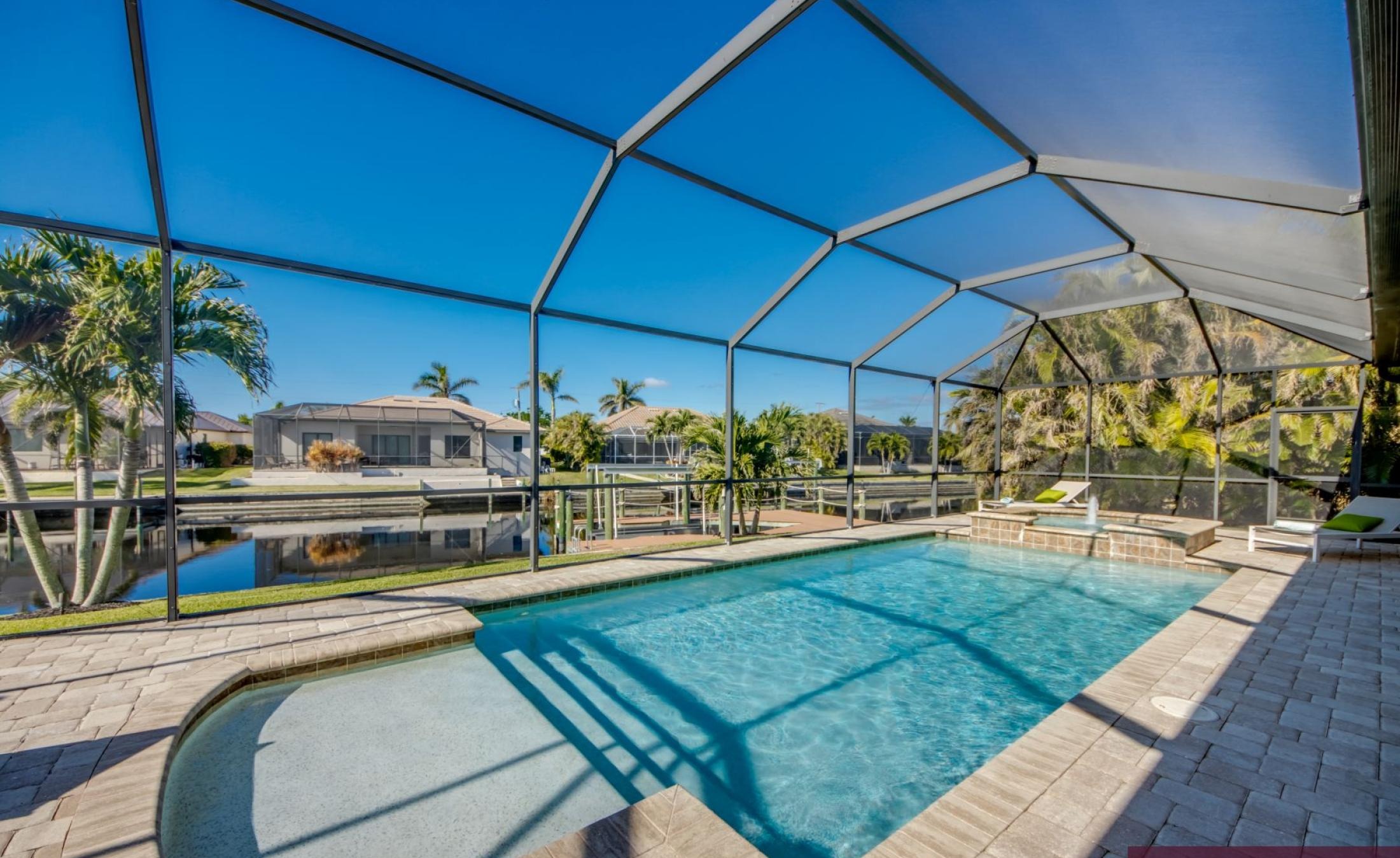 Bootsdock mit Bootslift am Kanal (Gulf Access)