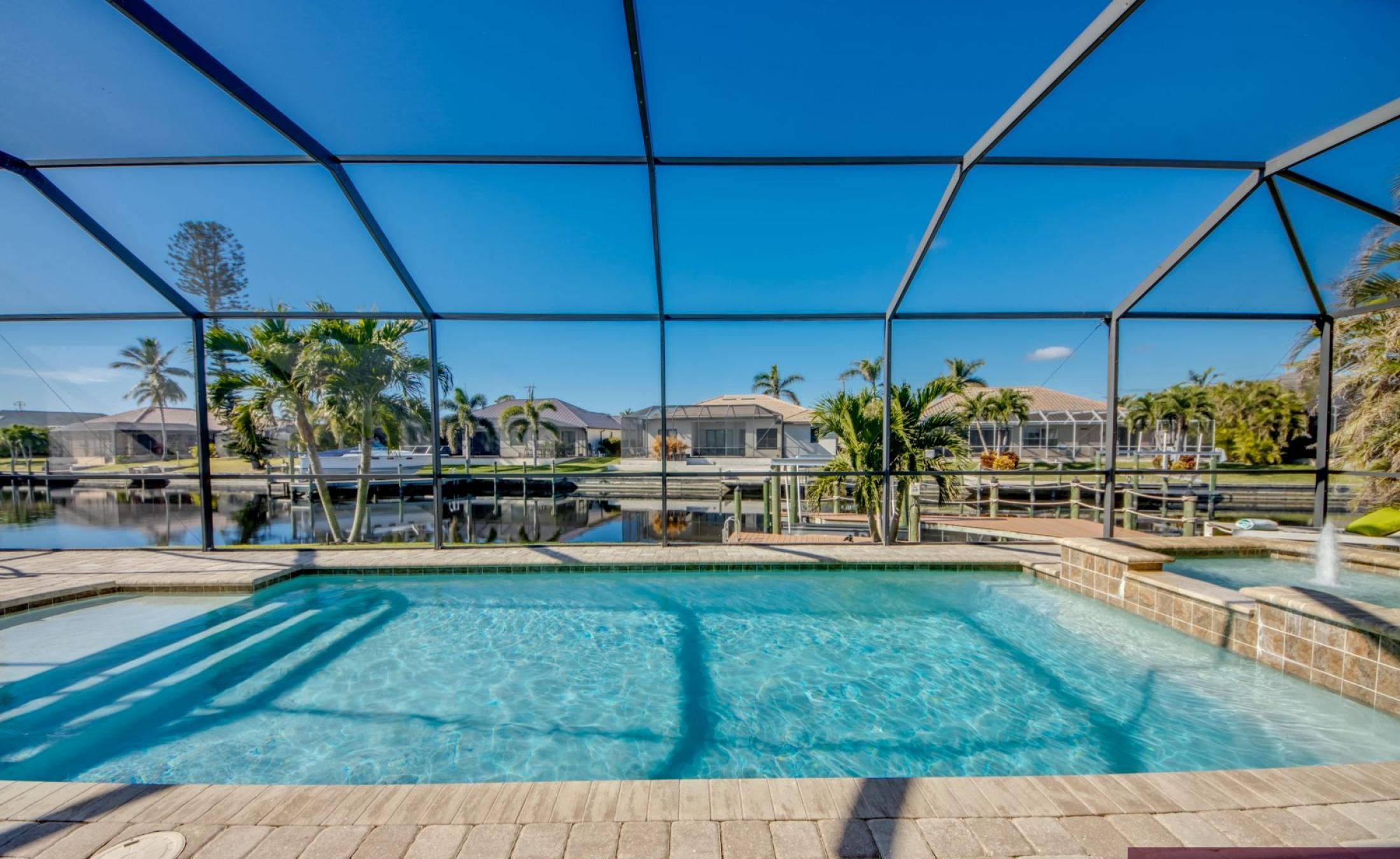 Bootsdock mit Bootslift am Kanal (Gulf Access)