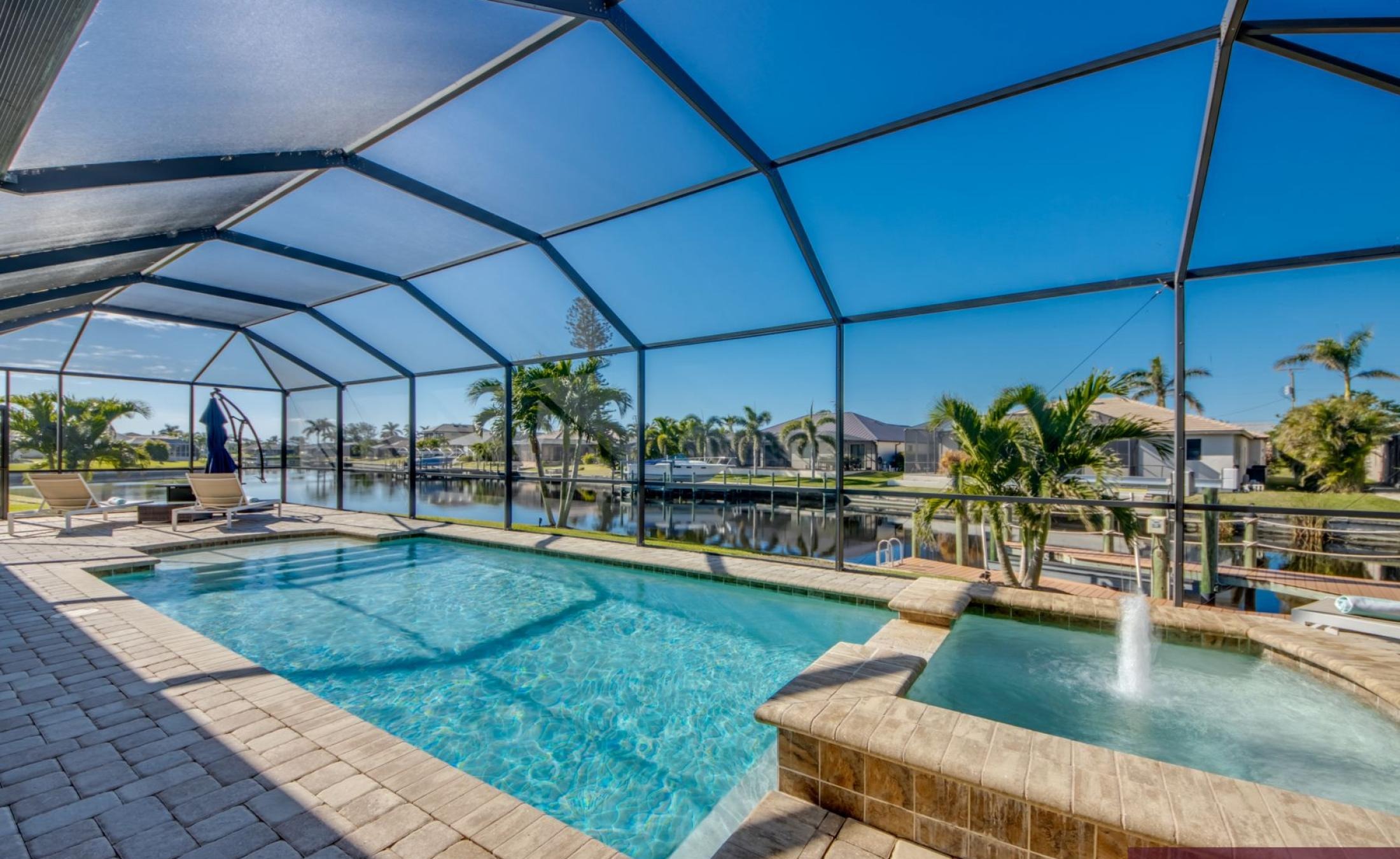 Bootsdock mit Bootslift am Kanal (Gulf Access).