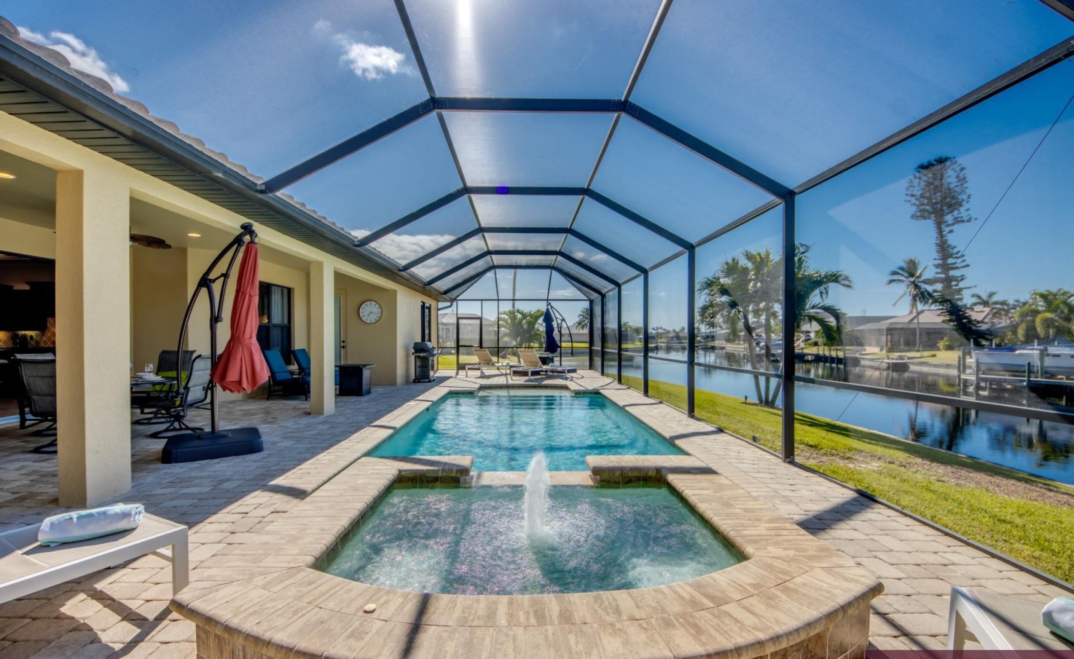 Bootsdock mit Bootslift am Kanal (Gulf Access).