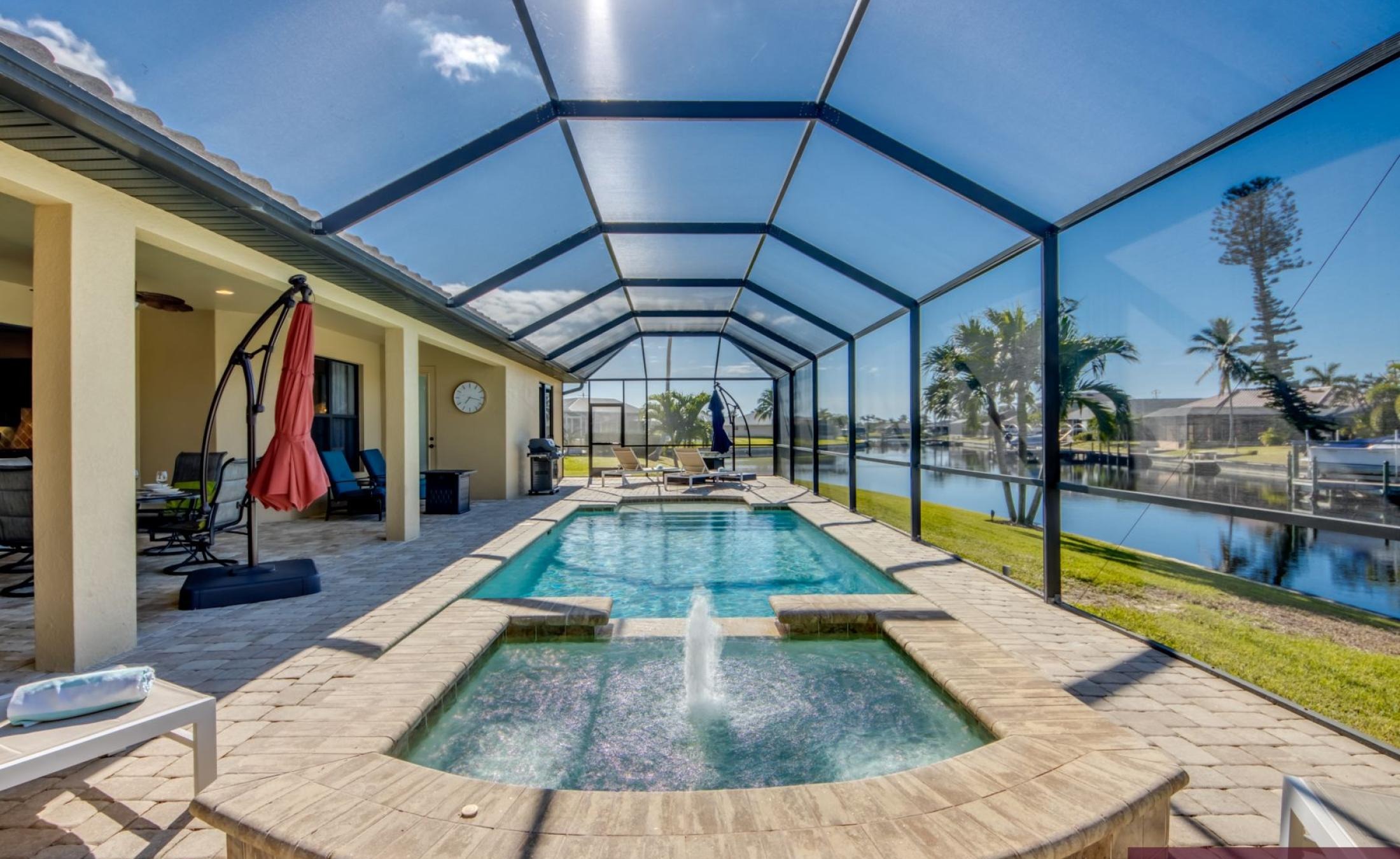 Bootsdock mit Bootslift am Kanal (Gulf Access)