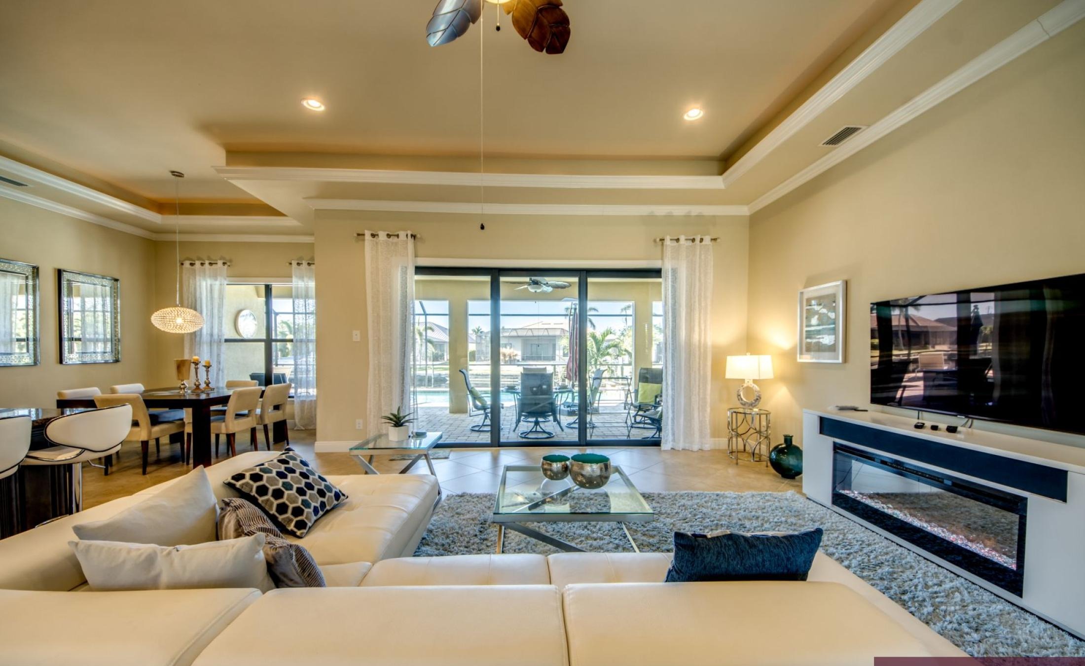 Bootsdock mit Bootslift am Kanal (Gulf Access).