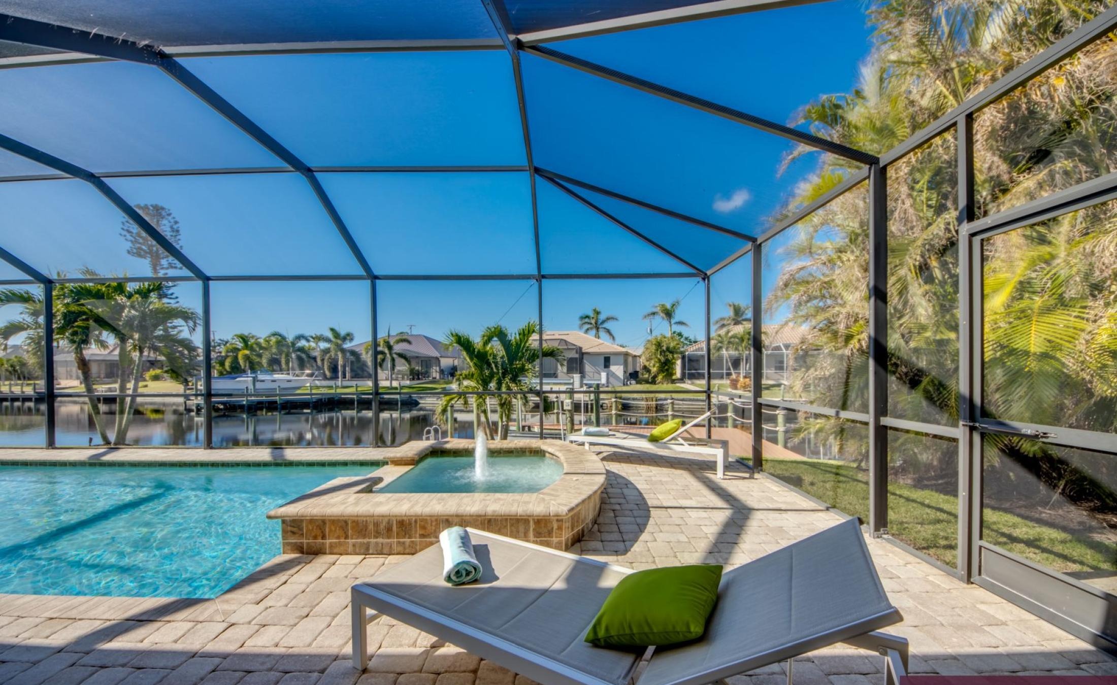 Bootsdock mit Bootslift am Kanal (Gulf Access) in Cape Coral.