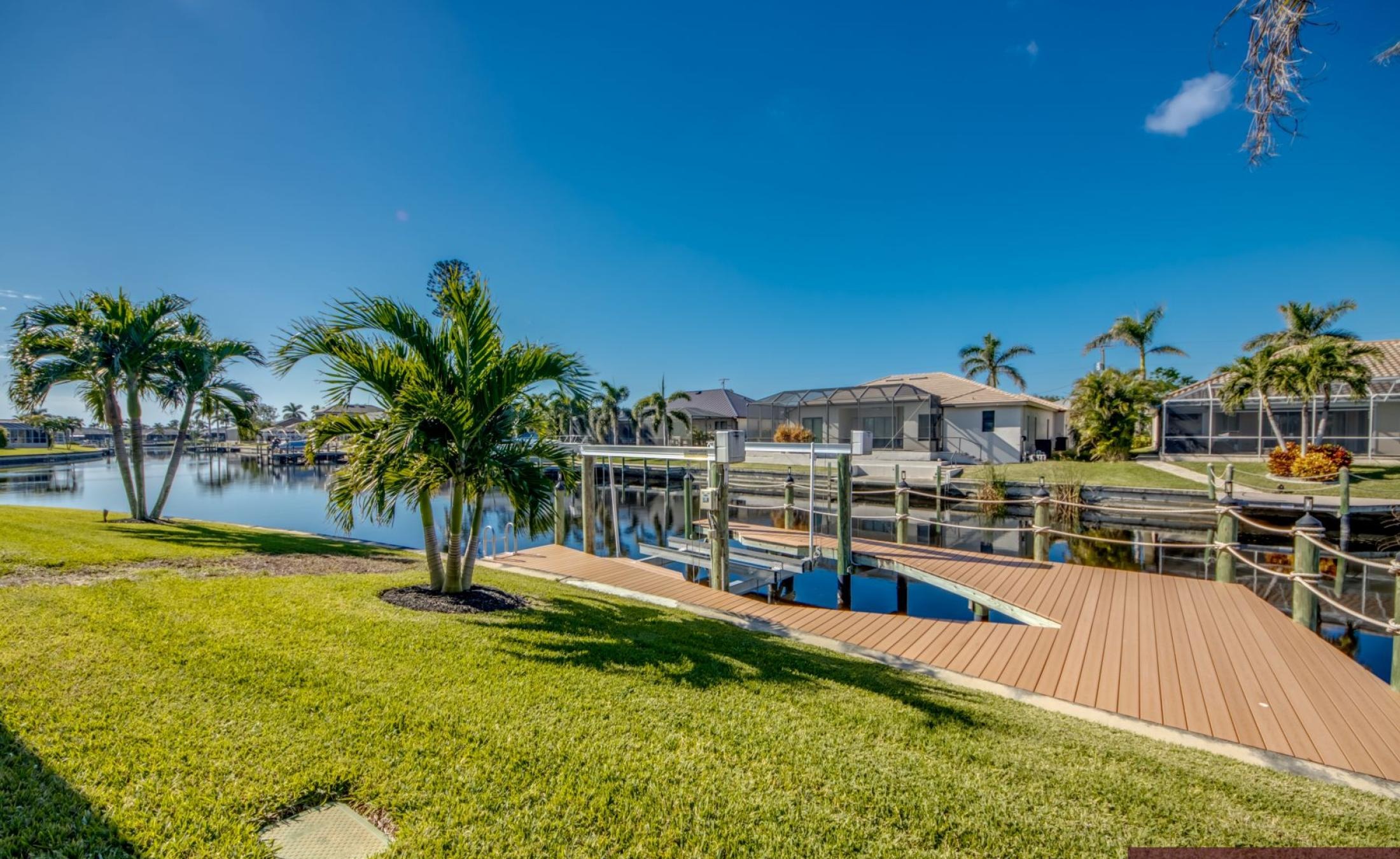 Bootsdock mit Bootslift am Kanal (Gulf Access) in Cape Coral.