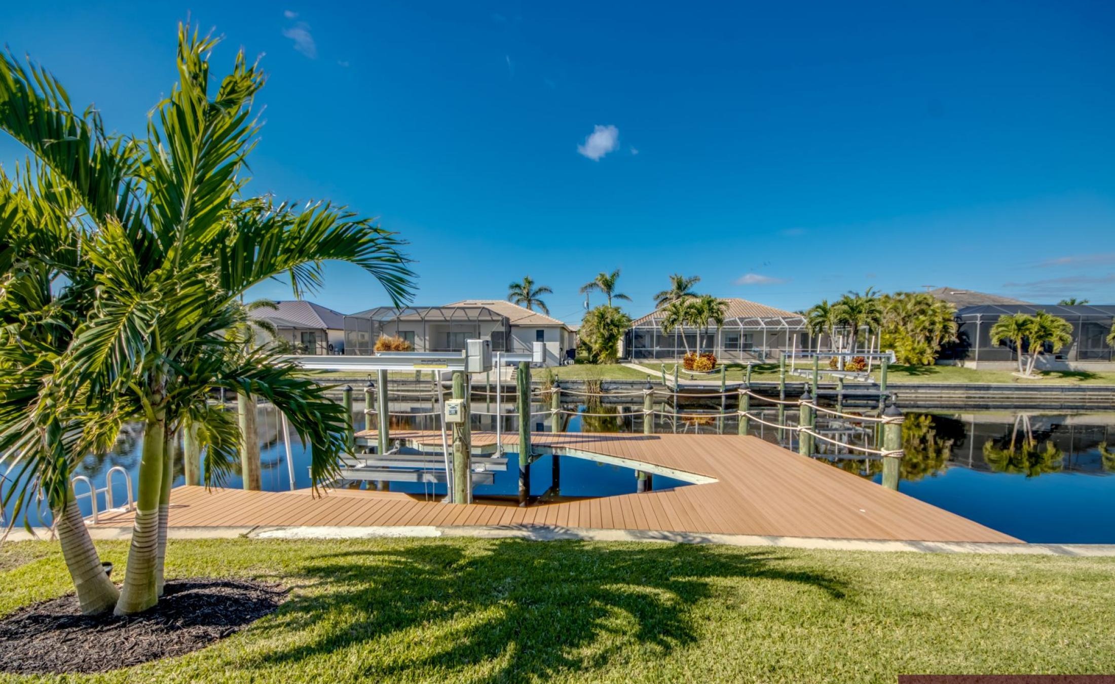 Bootsdock mit Bootslift am Kanal (Gulf Access) in Cape Coral.