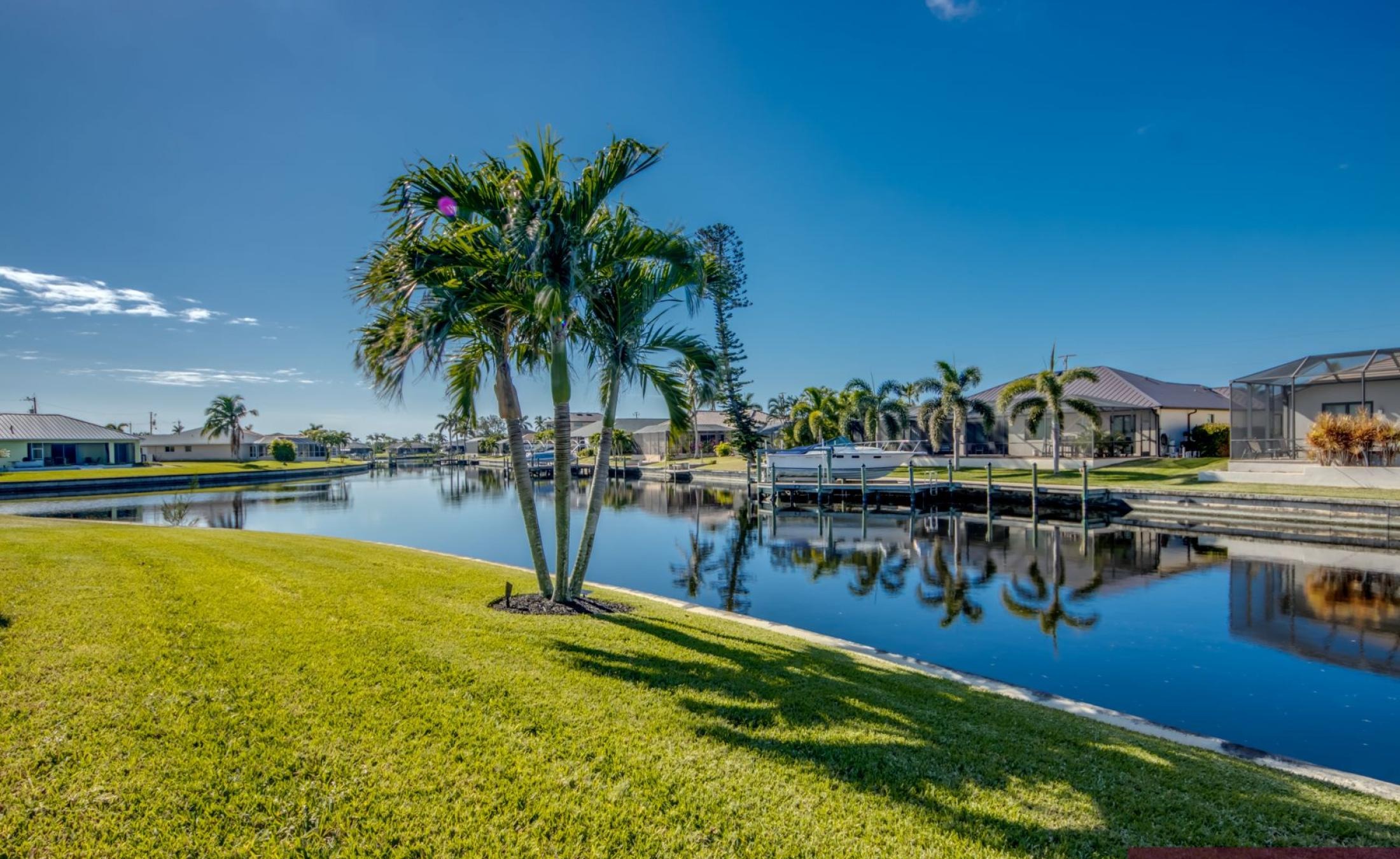 Bootsdock mit Bootslift am Kanal (Gulf Access) in Westlage.