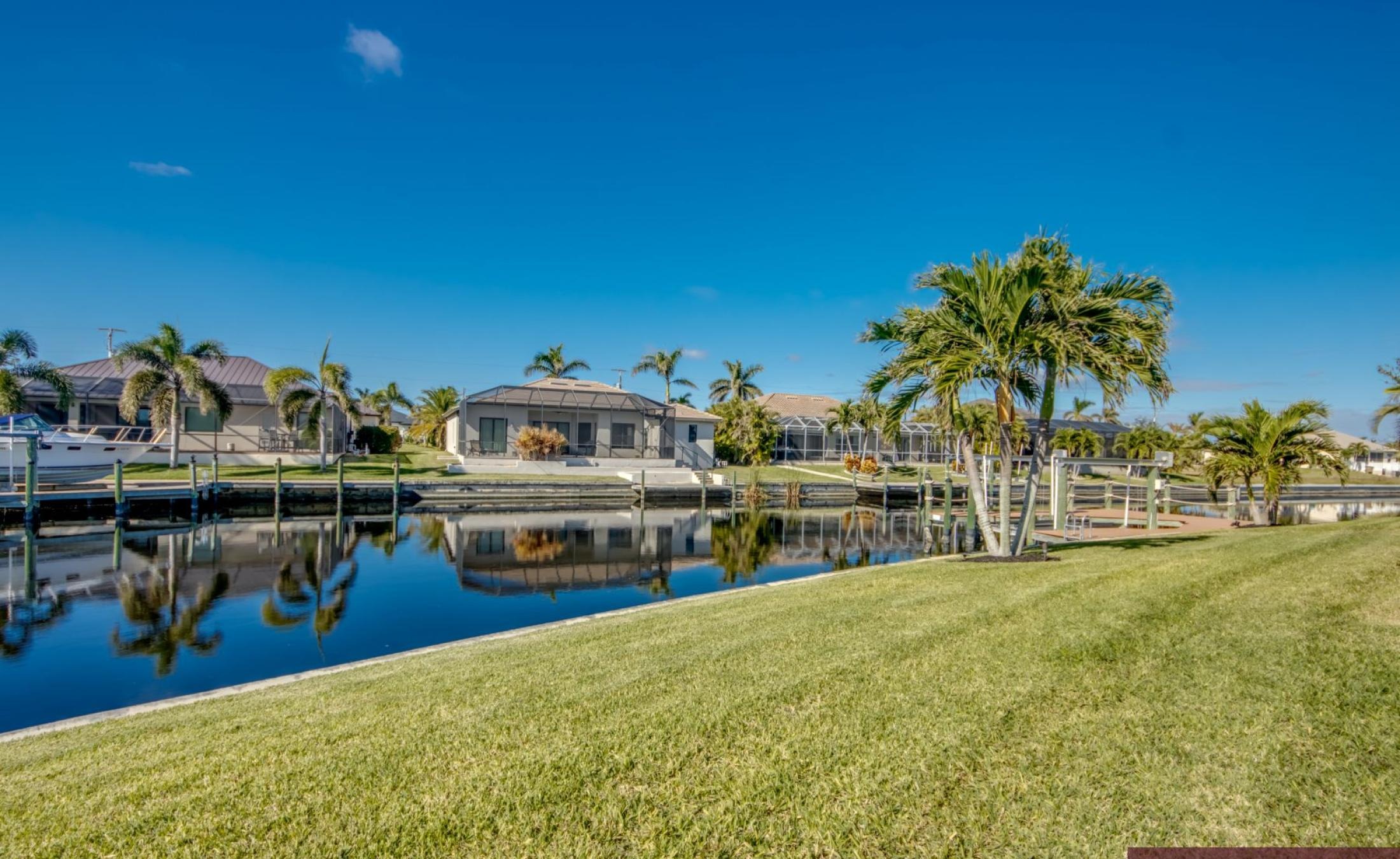 Bootsdock mit Bootslift am Kanalzugang zum Golf von Mexiko.