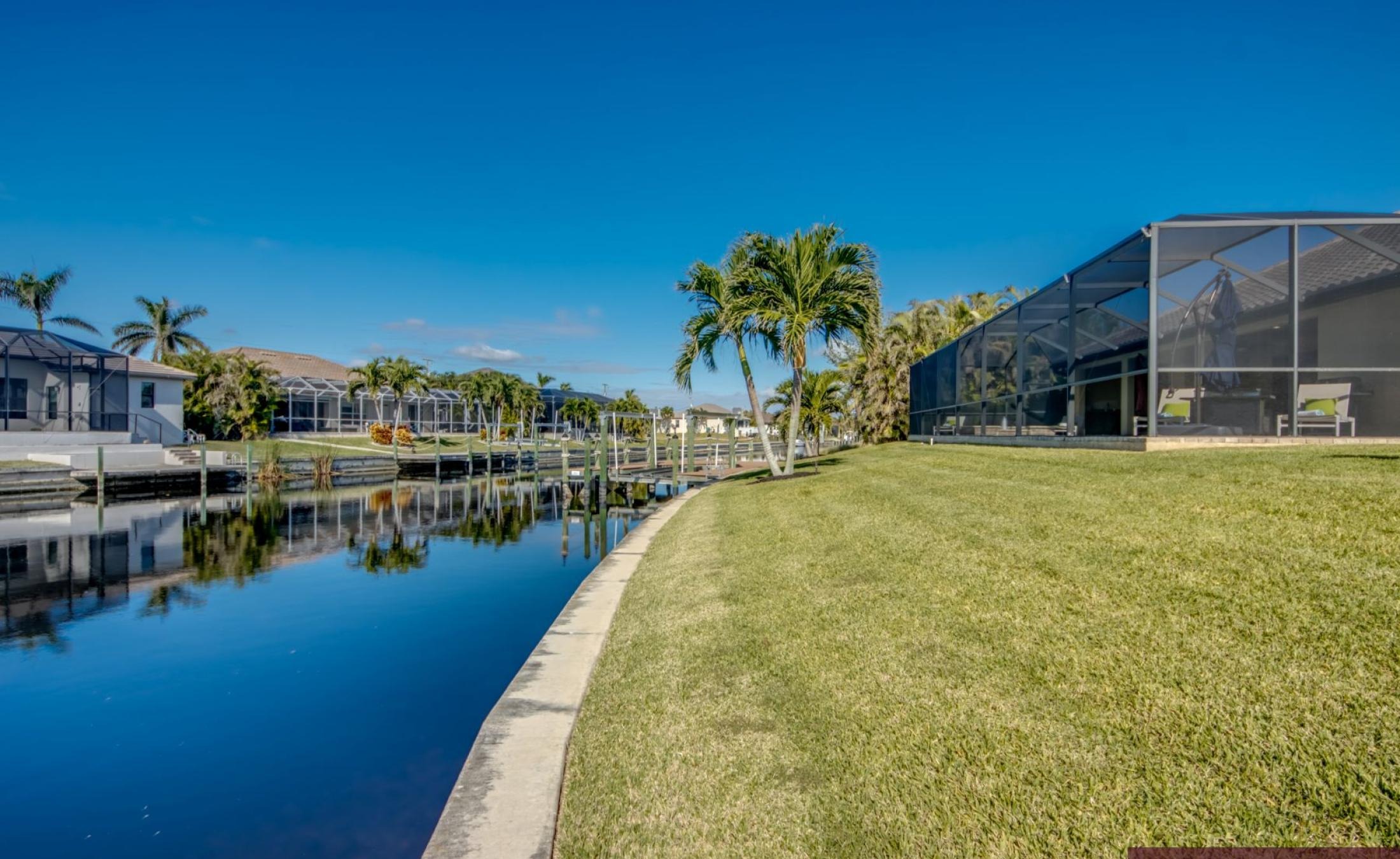 Bootsdock mit Bootslift am Kanal (Gulf Access)