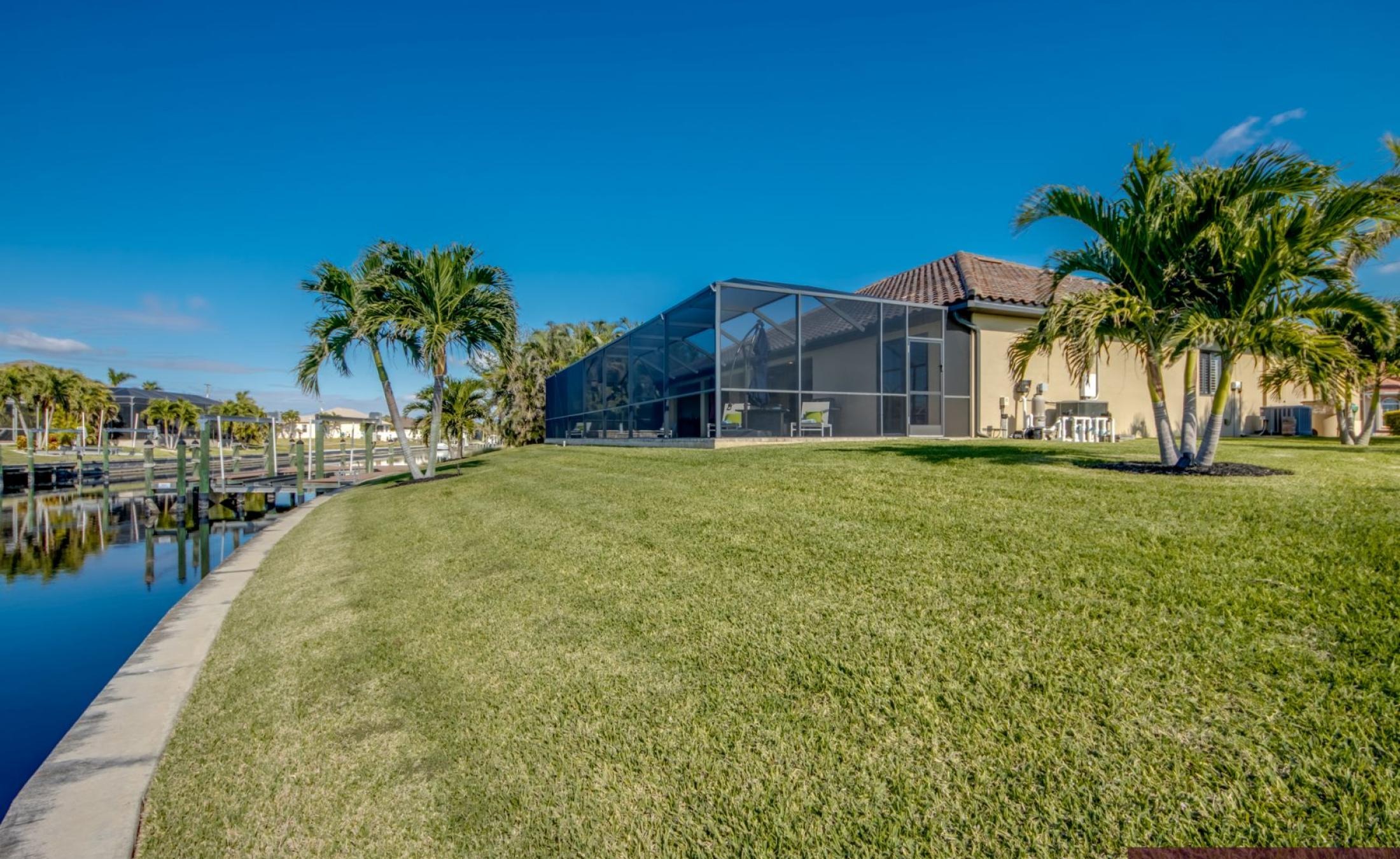 Bootsdock mit Bootslift am Kanal (Gulf Access).