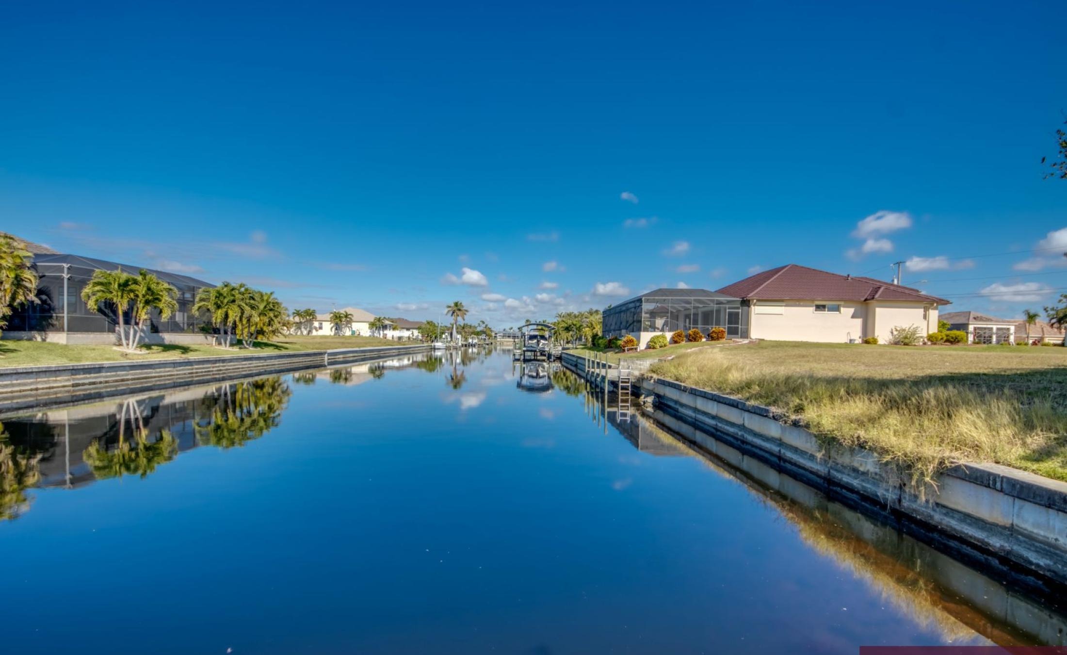 Bootsdock mit Bootslift am Kanal (Gulf Access).
