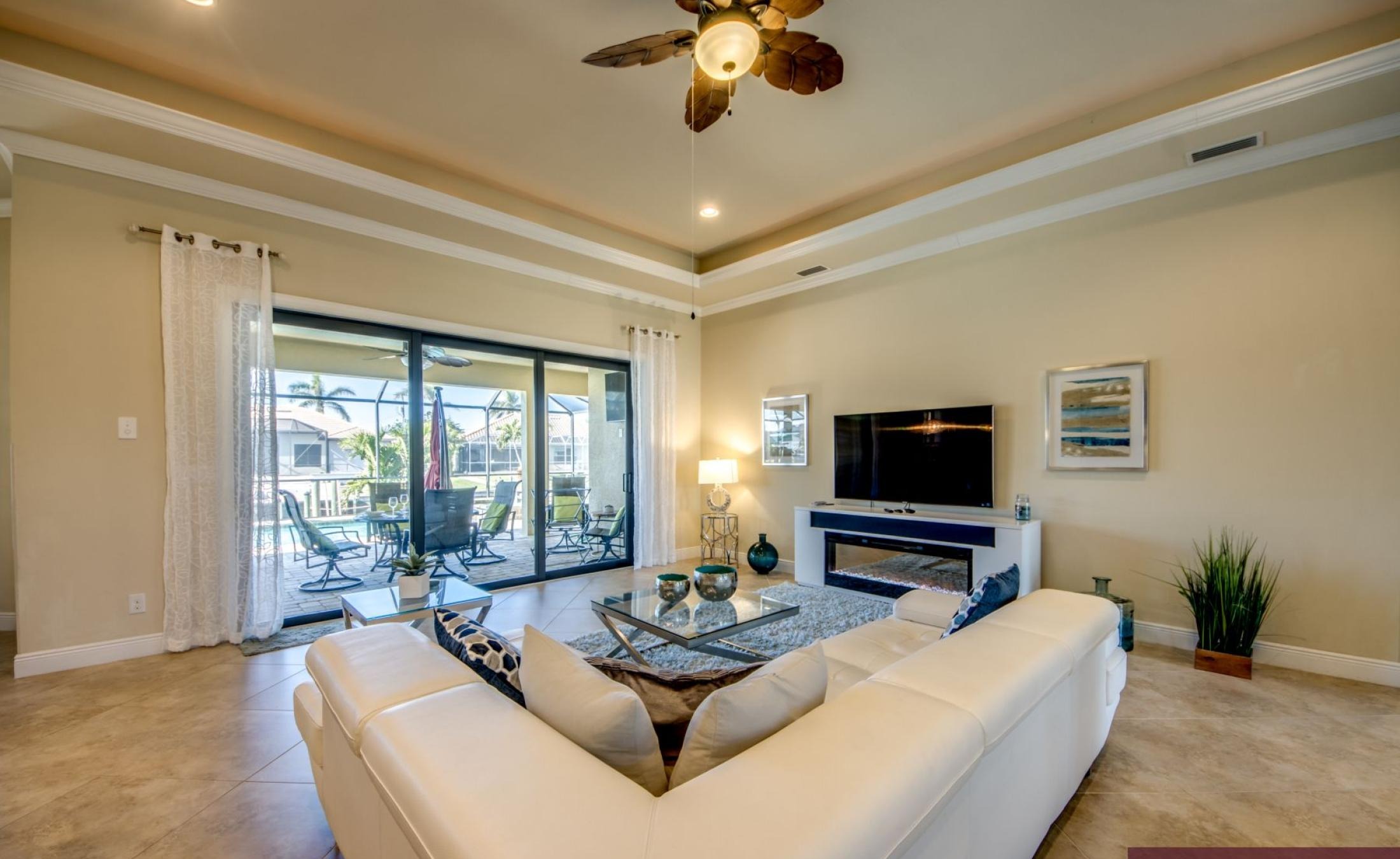 Bootsdock mit Bootslift am Kanal (Gulf Access)