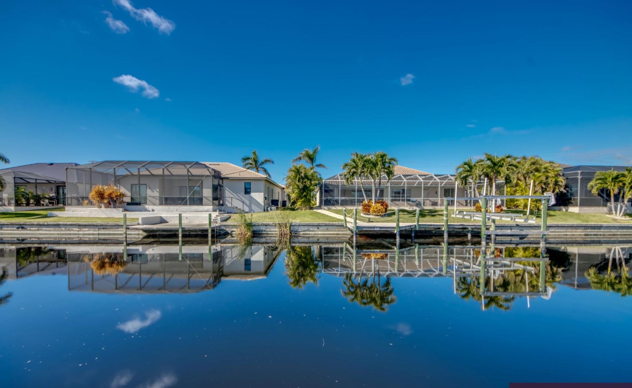 Bootsdock mit Bootslift am Kanal (Gulf Access).