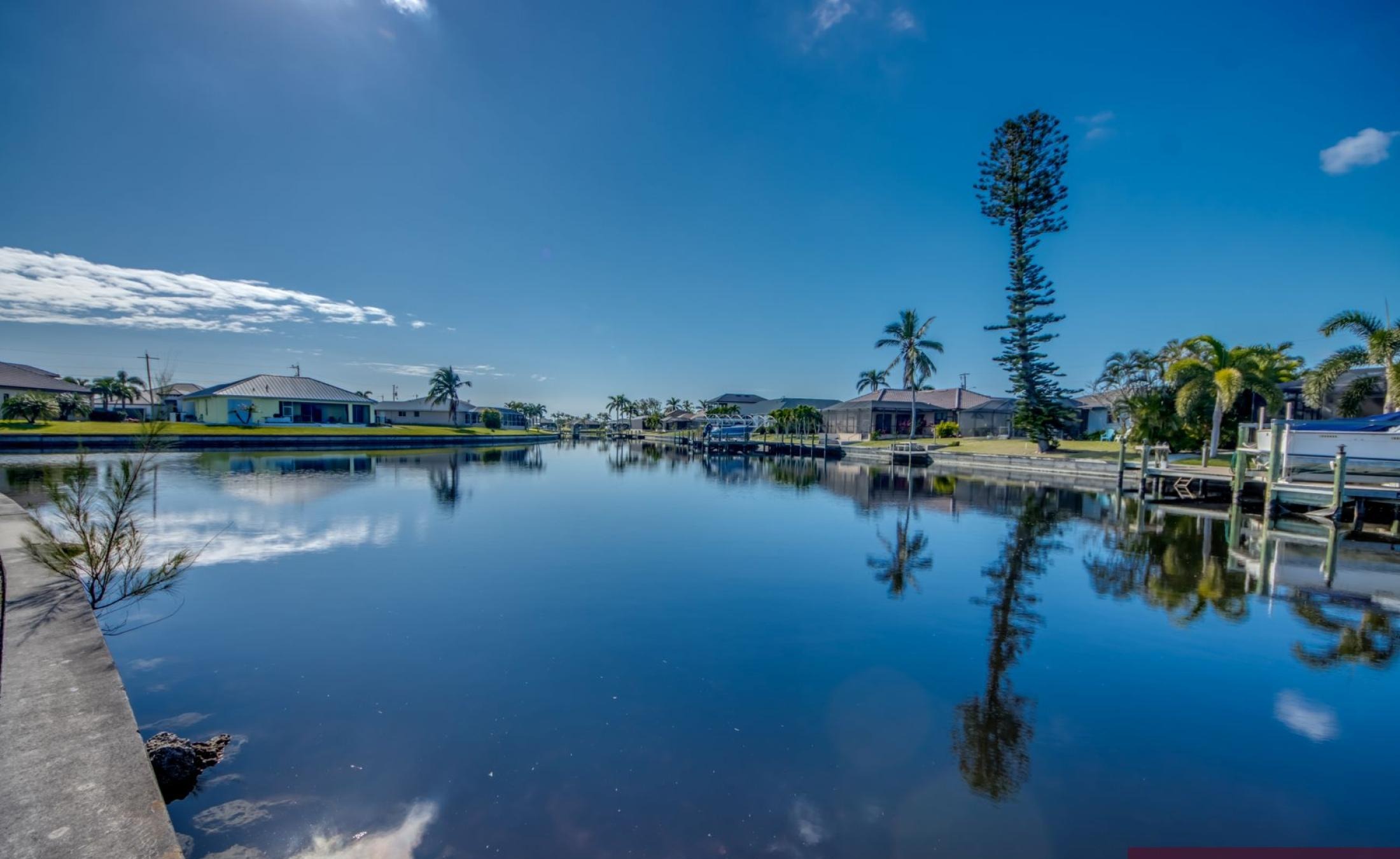 Bootsdock mit Bootslift am Kanal (Gulf Access) mit Blick auf Pool und Spa.