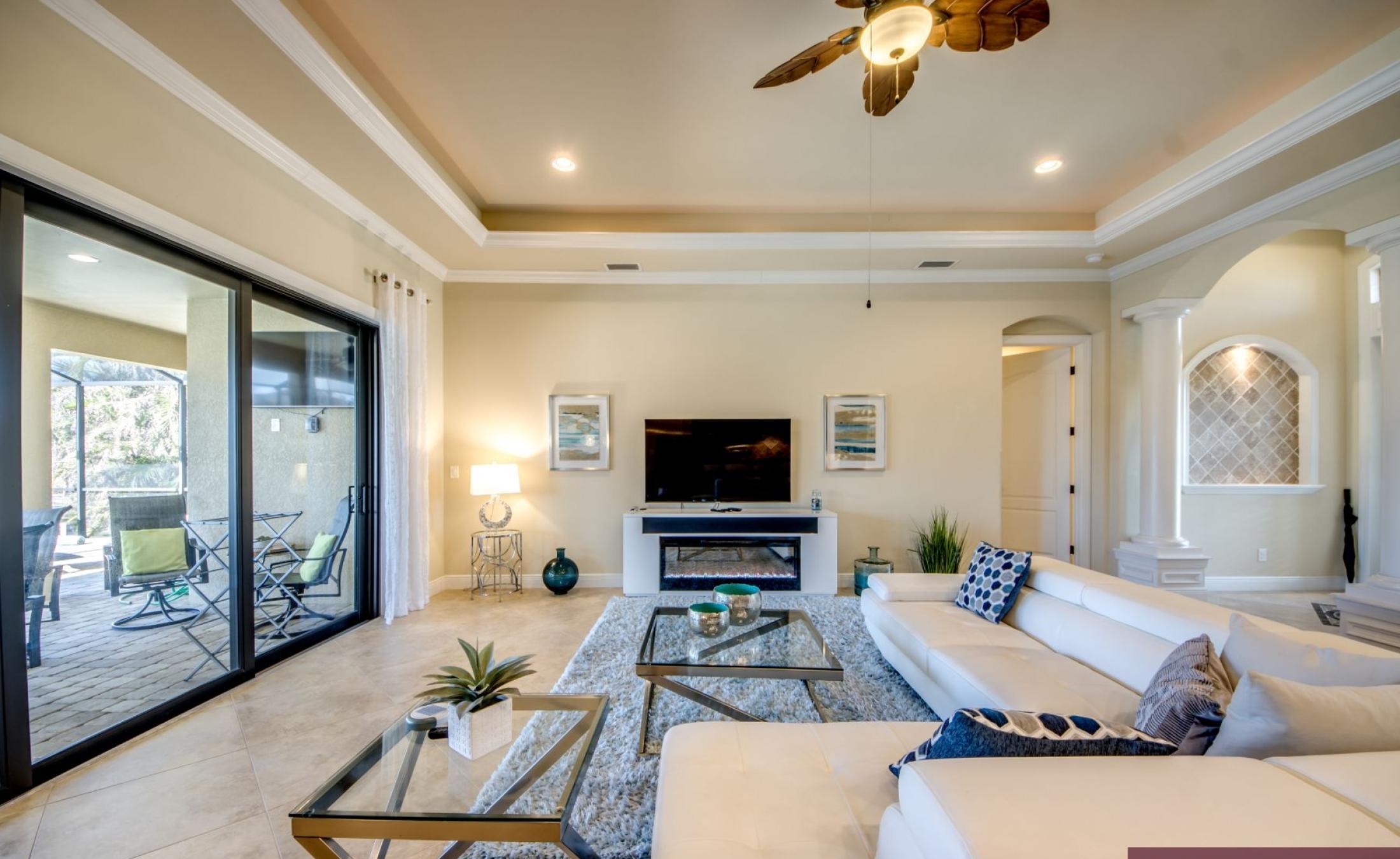 Bootsdock mit Bootslift am Kanal (Gulf Access).