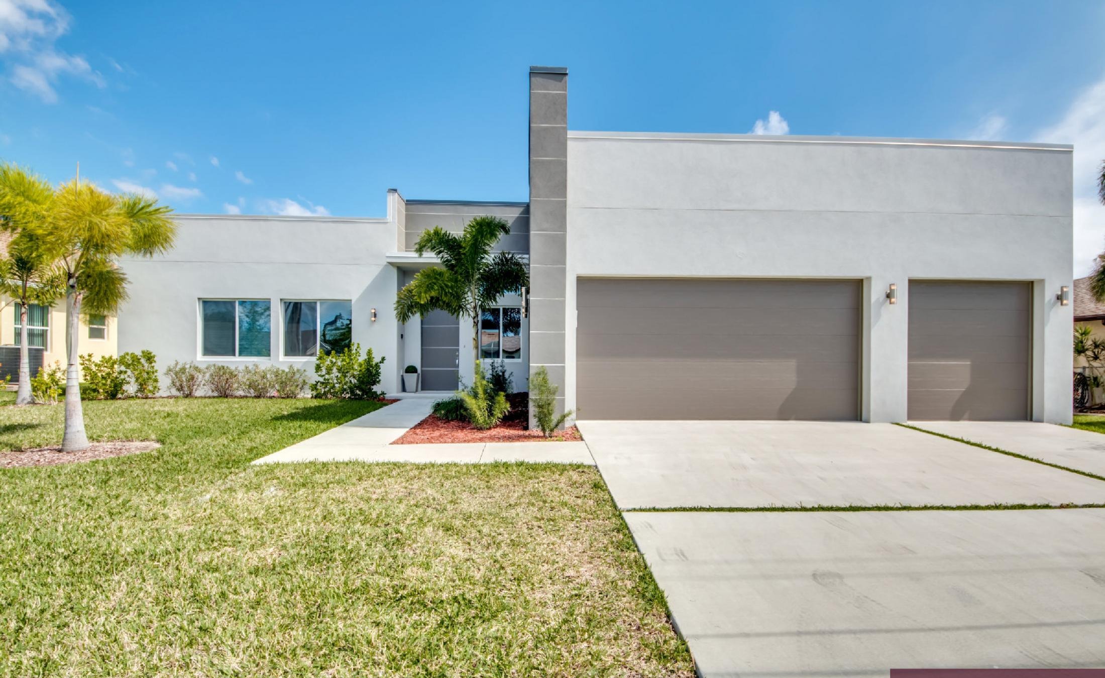 Moderne Villa am Kanal mit Pooldeck und Wasserblick.