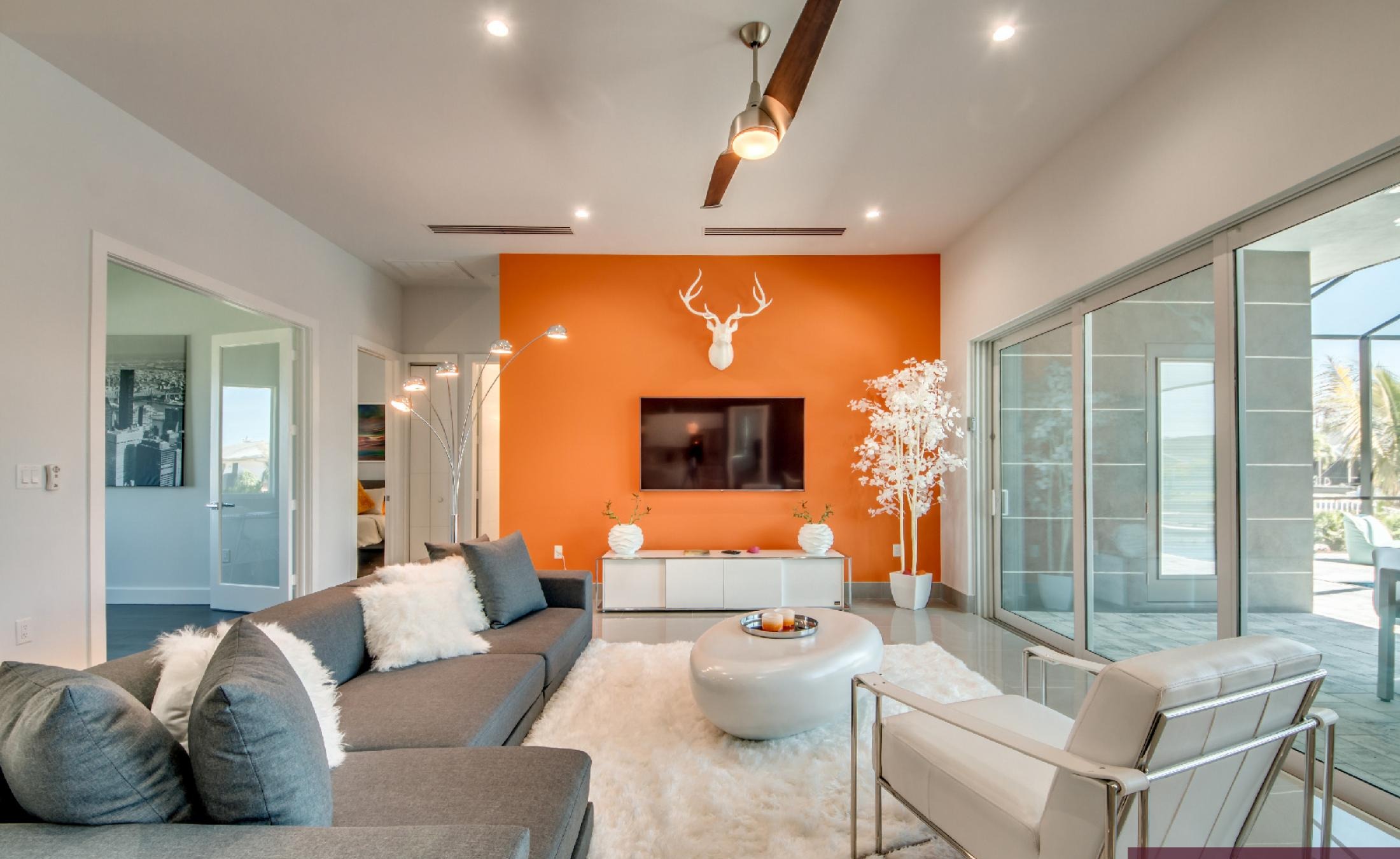 Moderne Villa am Kanal mit privatem Bootsdock und Infinity-Pool.