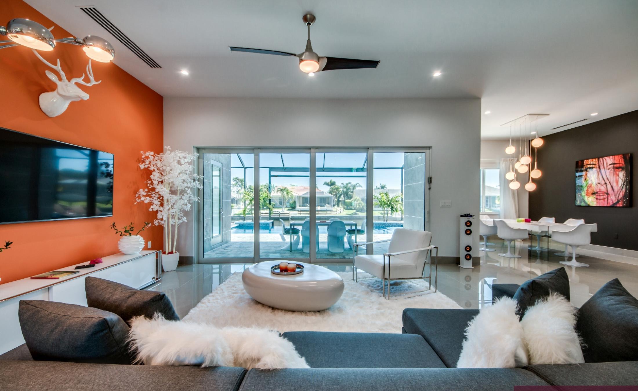 Moderner Poolbereich mit Infinity-Pool und Spa am Kanal, mit Blick aufs Wasser.