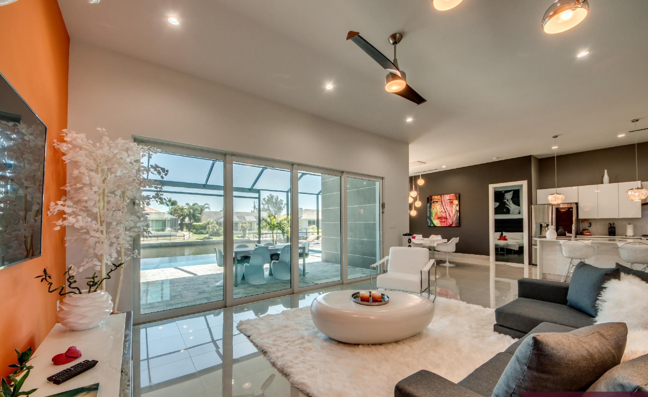 Moderner Salzwasser-Infinity-Pool mit Spa und Blick auf den Kanal.