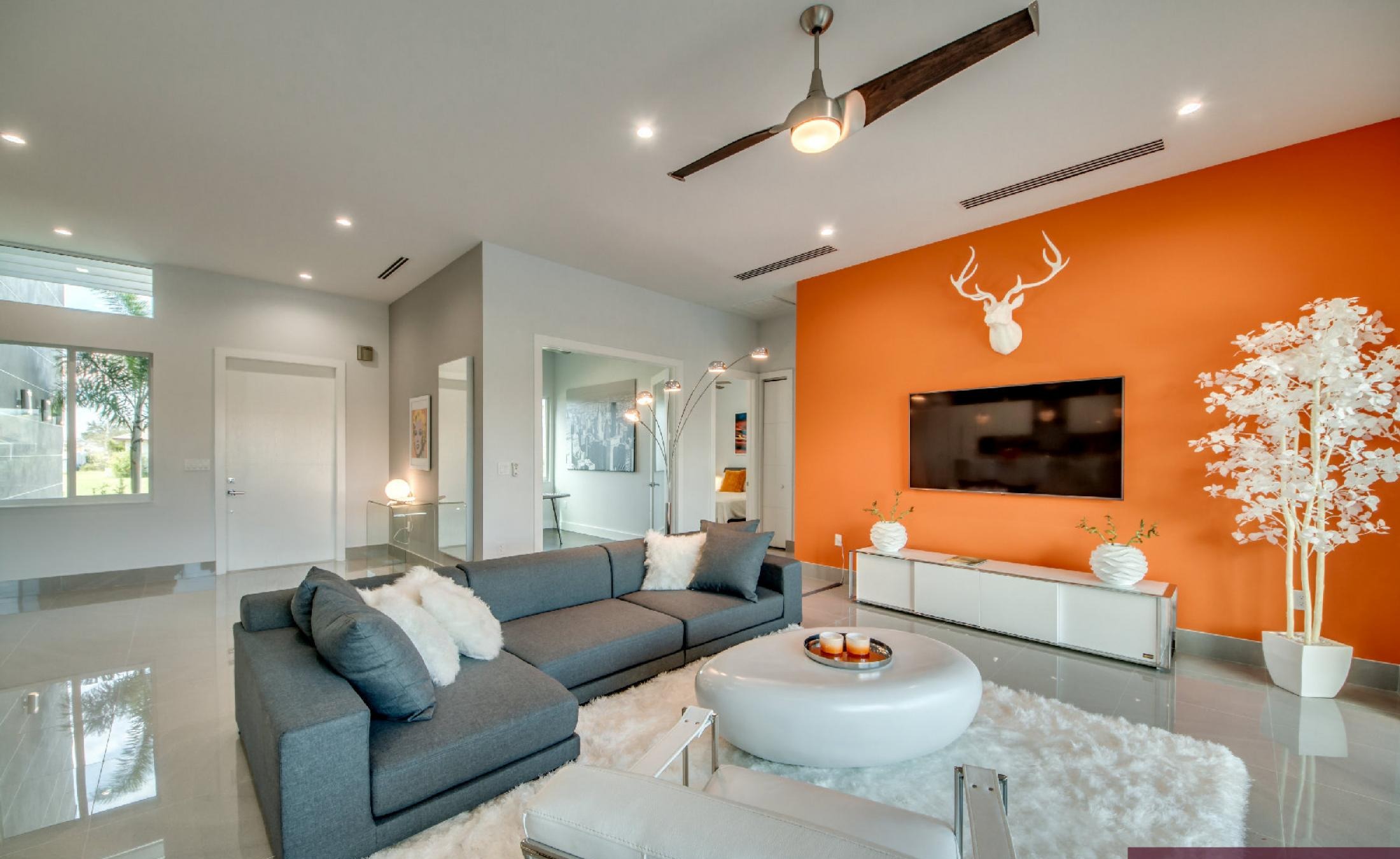 Modernes Ferienhaus am Kanal mit Bootsdock und Infinity-Pool.