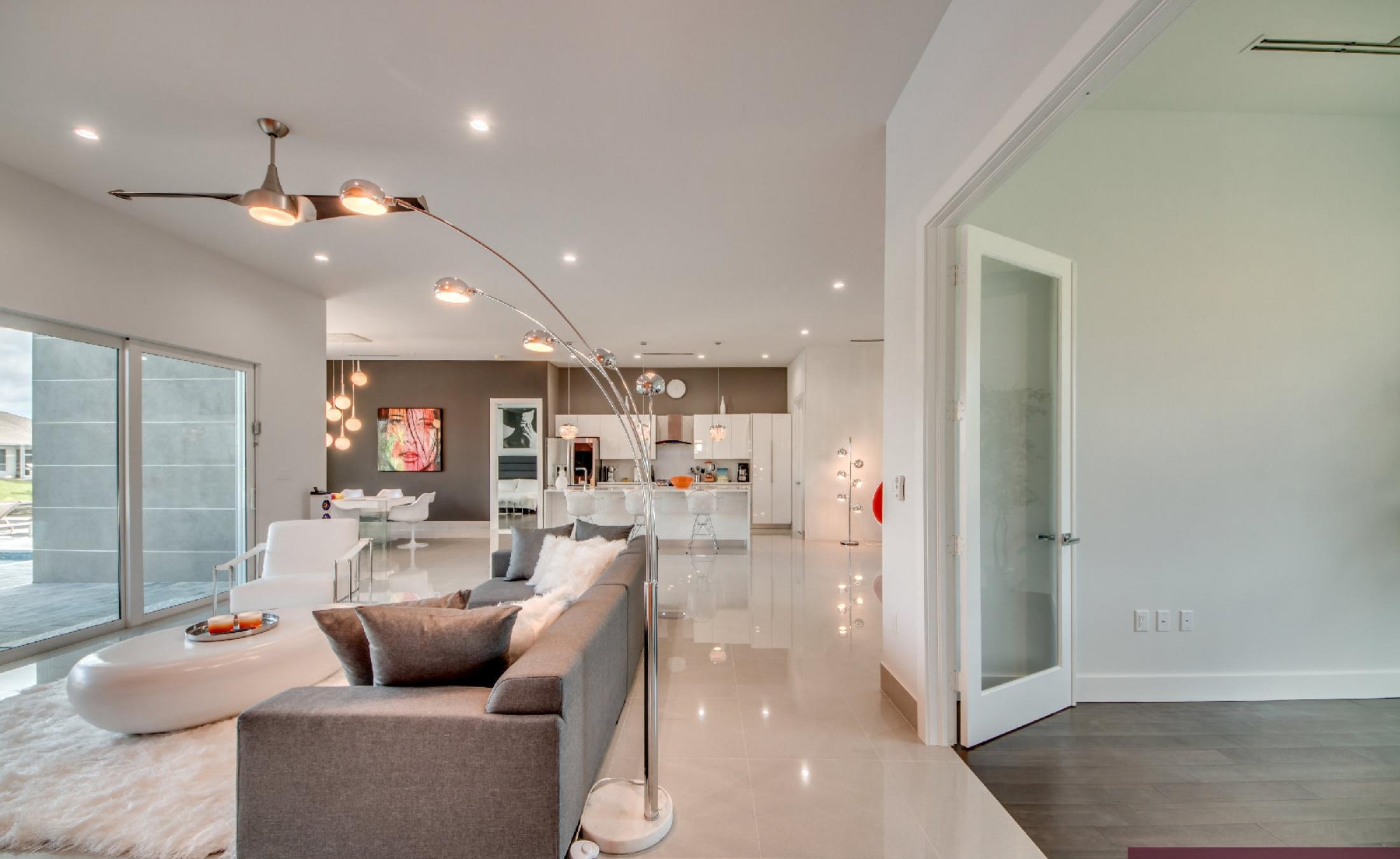 Modernes Ferienhaus am Kanal mit privatem Bootsdock und Infinity-Pool mit Spa.