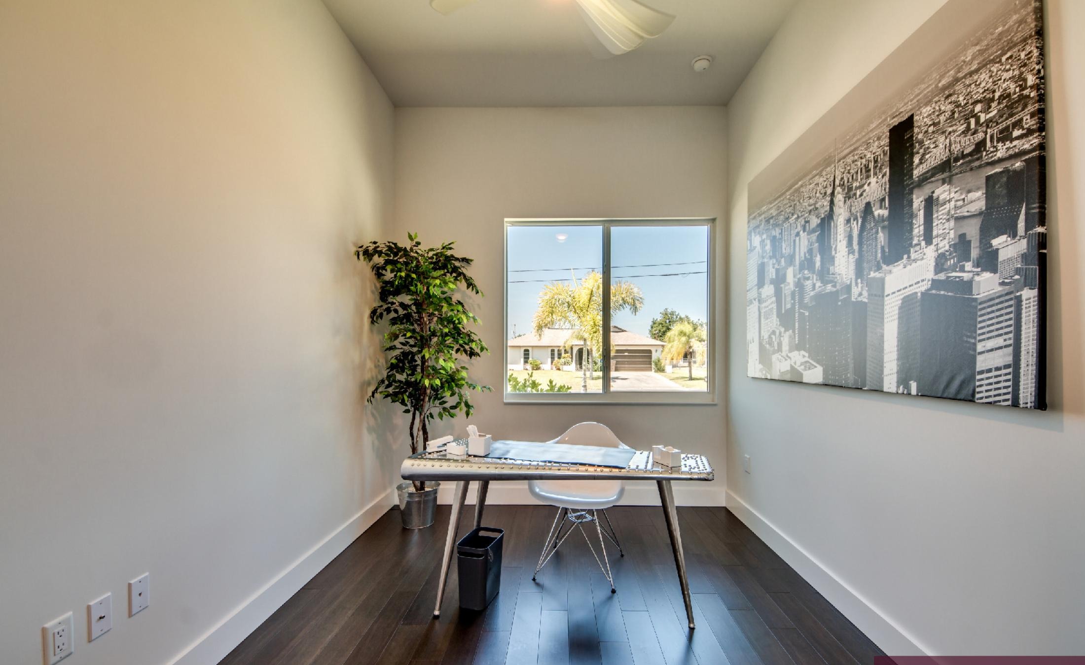 Moderne Villa am Kanal mit privatem Bootsdock und Infinity-Pool.