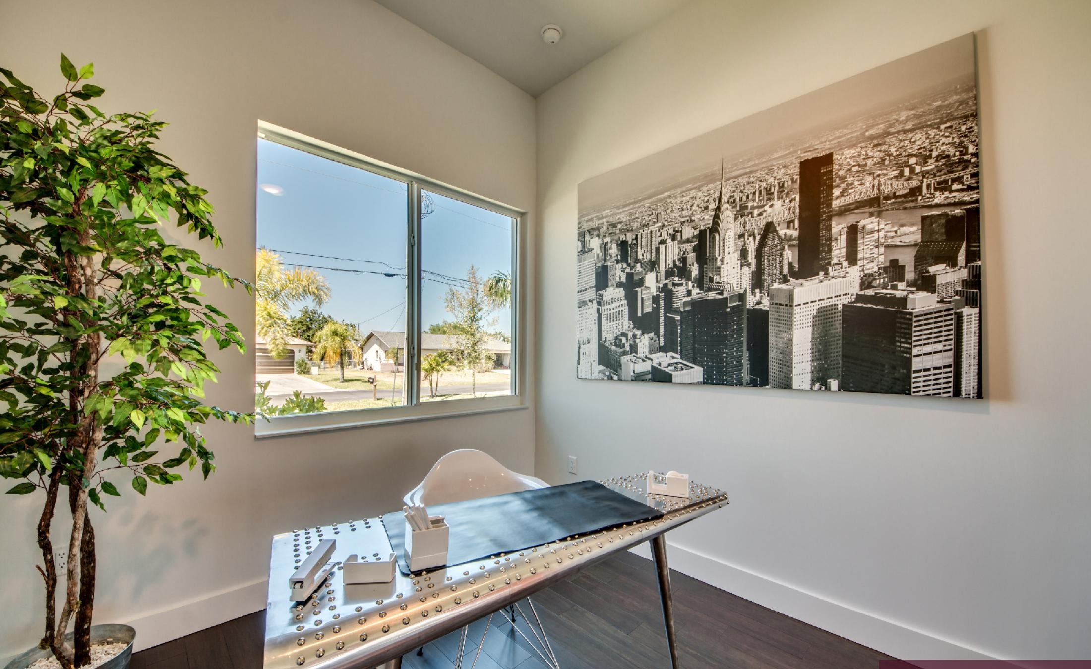 Moderner Wohnbereich mit offener Raumgestaltung und Blick auf den Kanal.