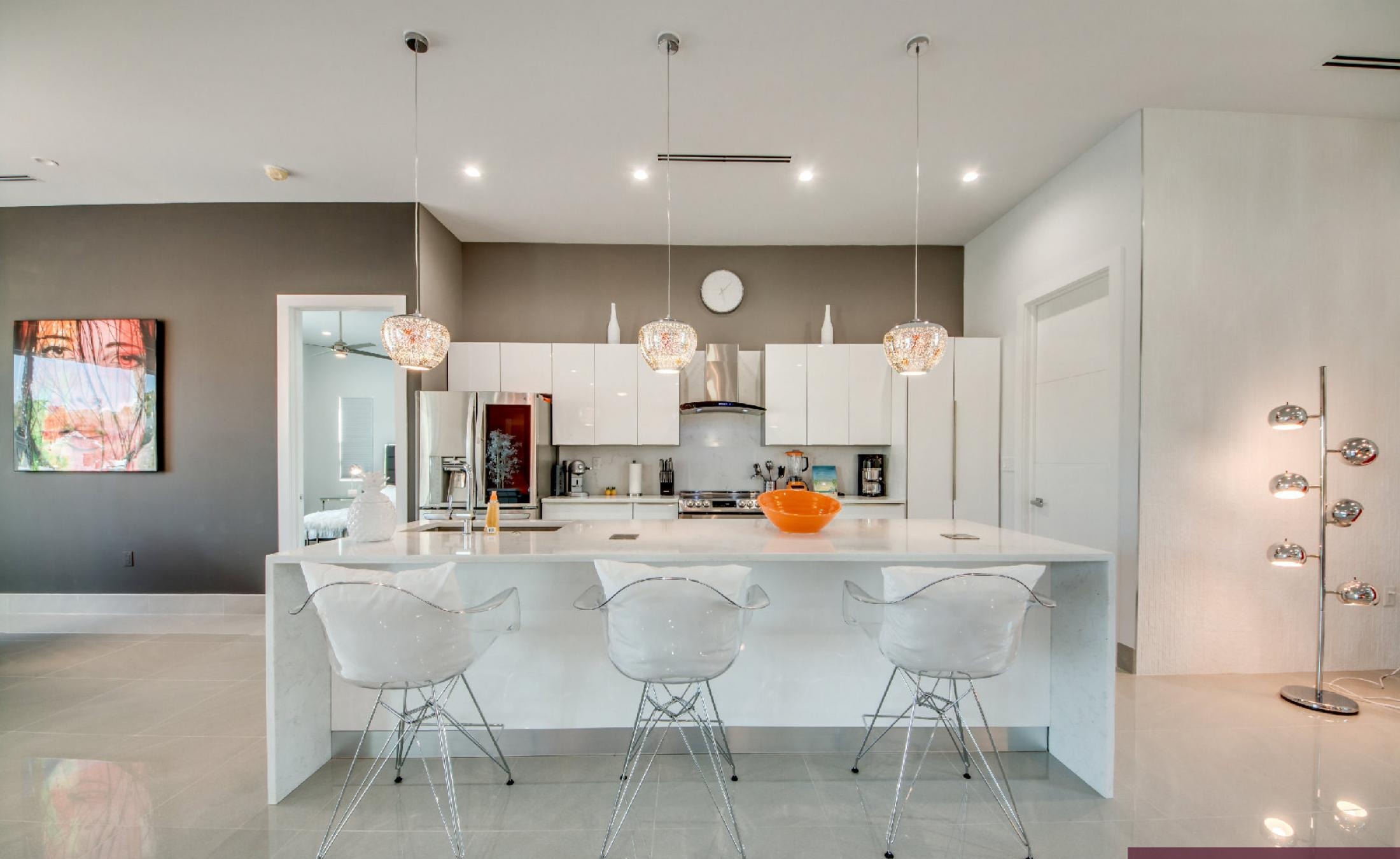 Moderner Infinity-Pool mit Spa am Kanal, mit Blick aufs Wasser.