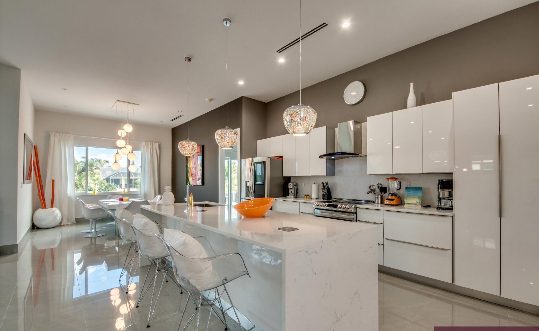 Modernes Ferienhaus am Kanal mit privatem Bootsdock und Infinity-Pool.