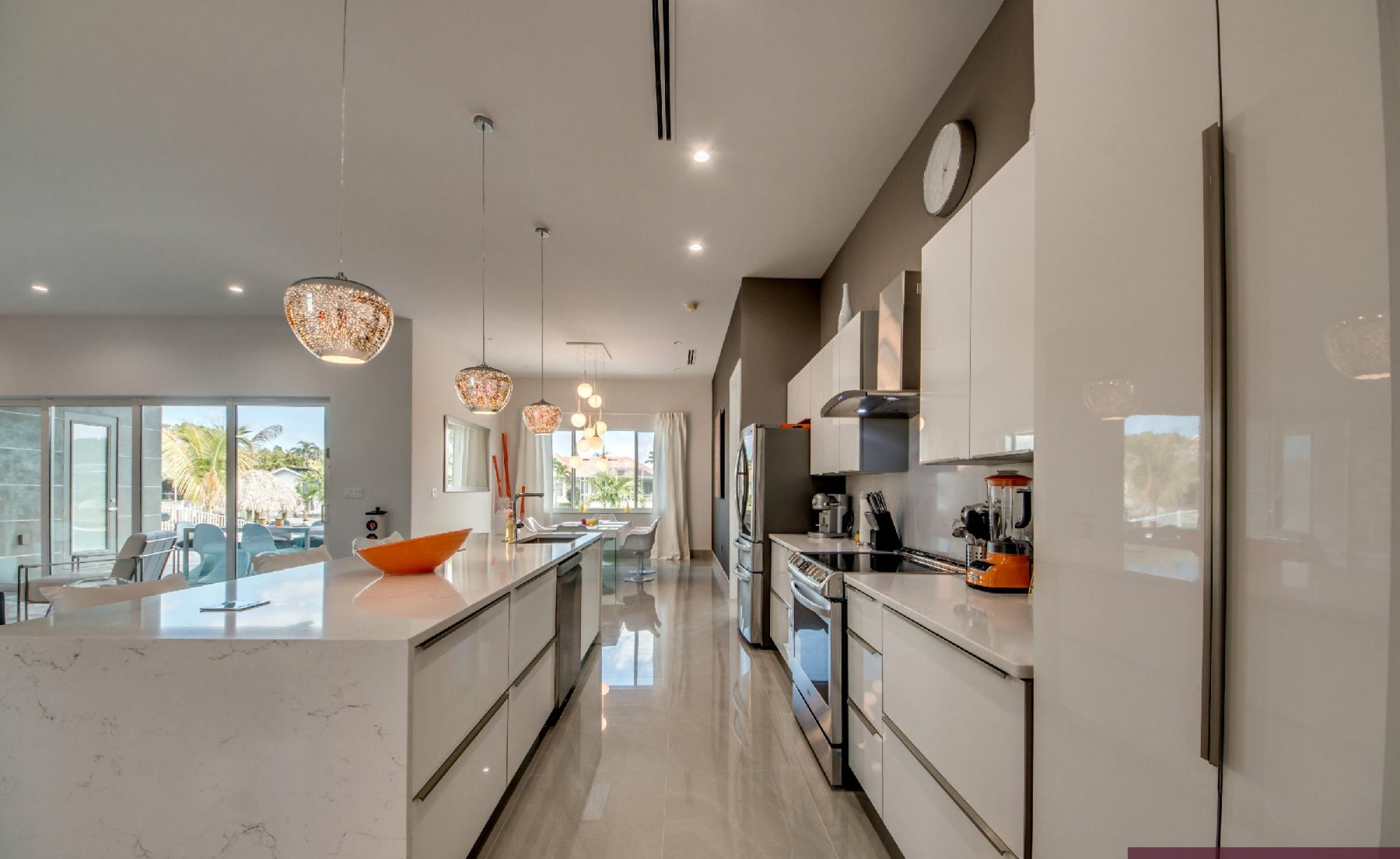 Infinity-Pool mit Spa und Blick auf den Kanal mit Bootsdock.