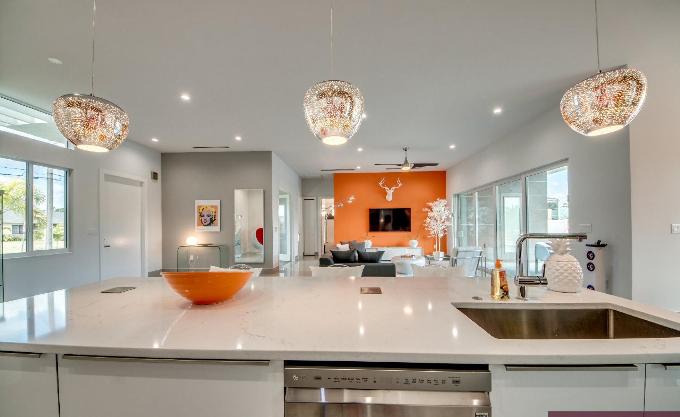 Modernes Ferienhaus am Kanal mit Bootsdock und Infinity-Pool.