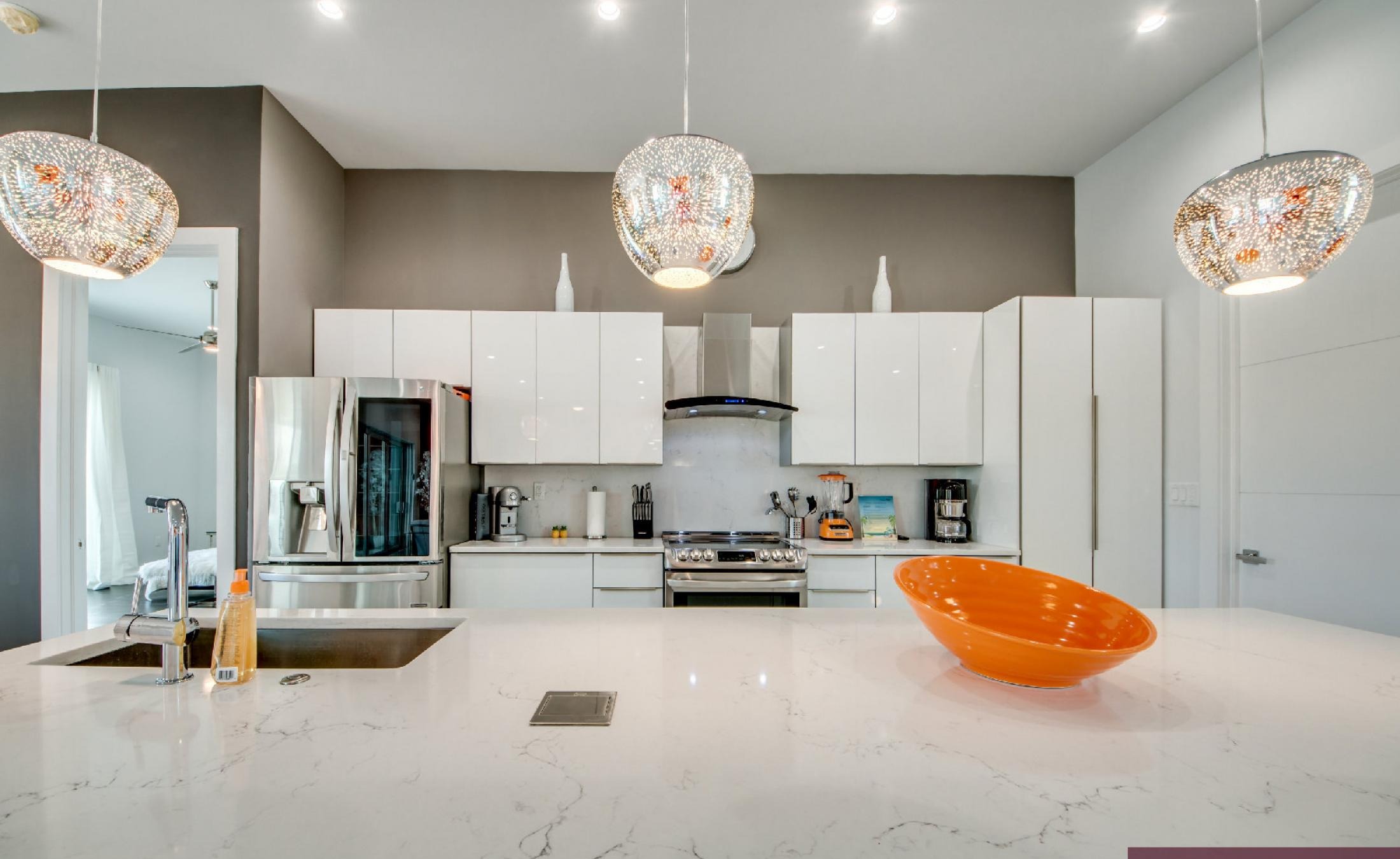 Modernes Ferienhaus am Kanal mit privatem Bootsdock und Infinity-Pool.