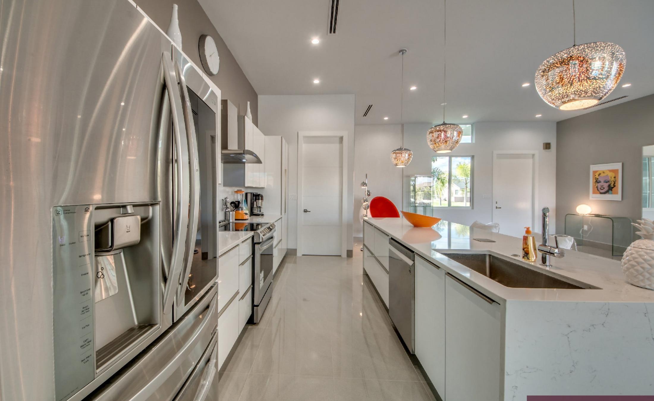 Moderner Wohnbereich mit Wasserblick durch große Glasfront.